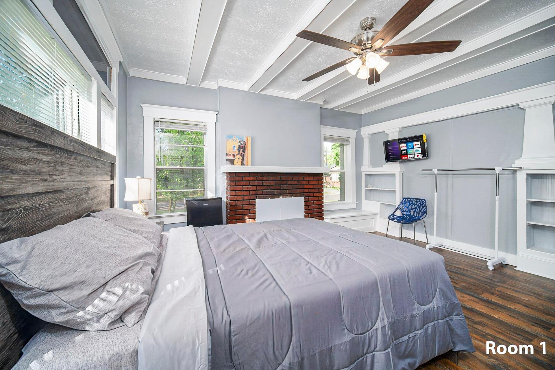 bedroom, detected:ceiling fan, bed, window blind