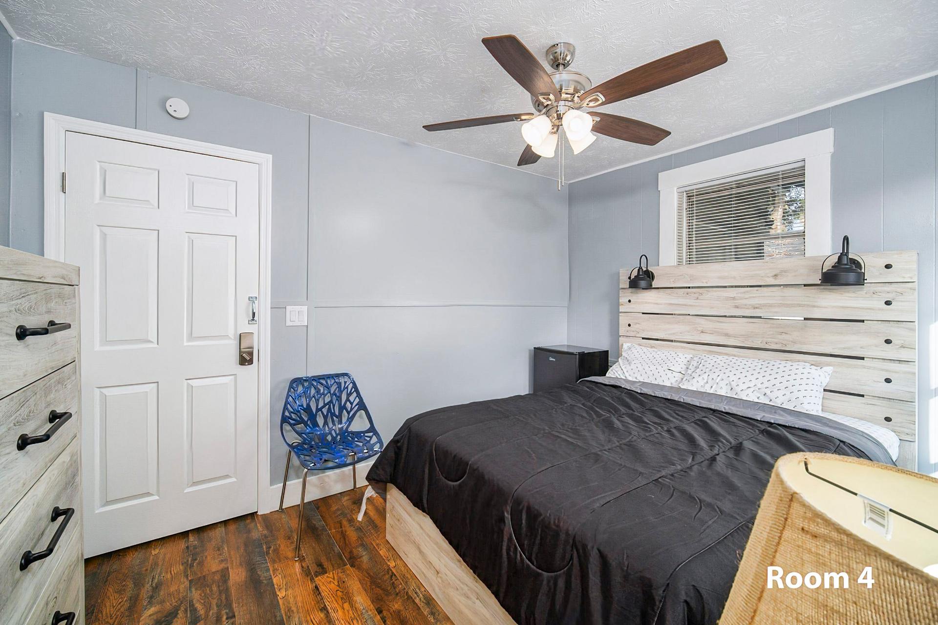 bedroom, detected:ceiling fan, window blind, bed