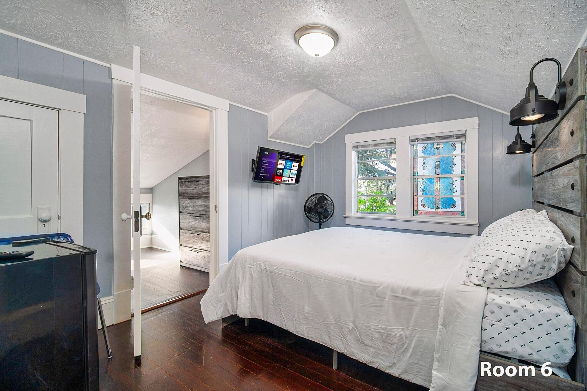 Room 6 Bed, Smart Tv, Mini Fridge
