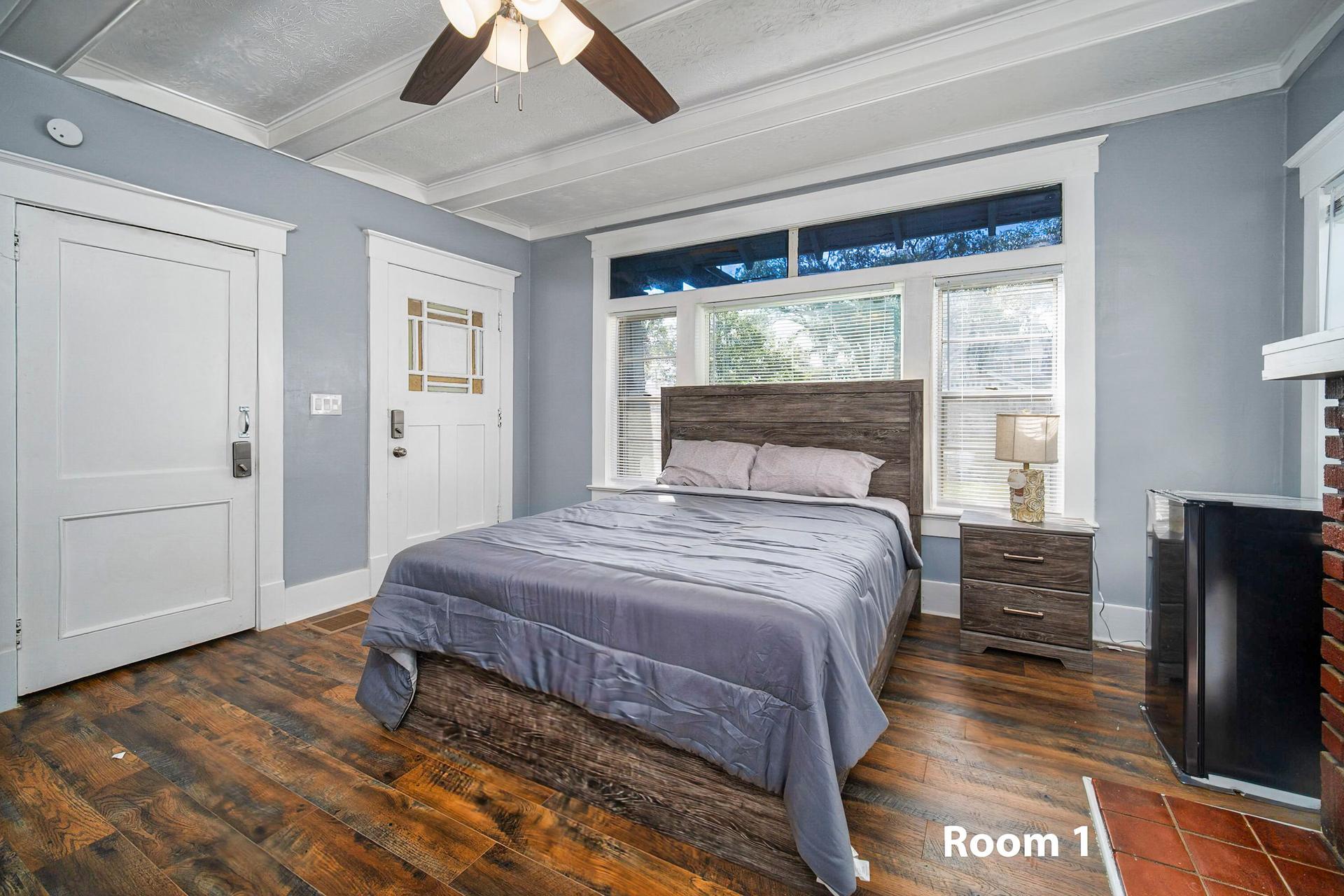 bedroom, detected:ceiling fan, bed, window blind