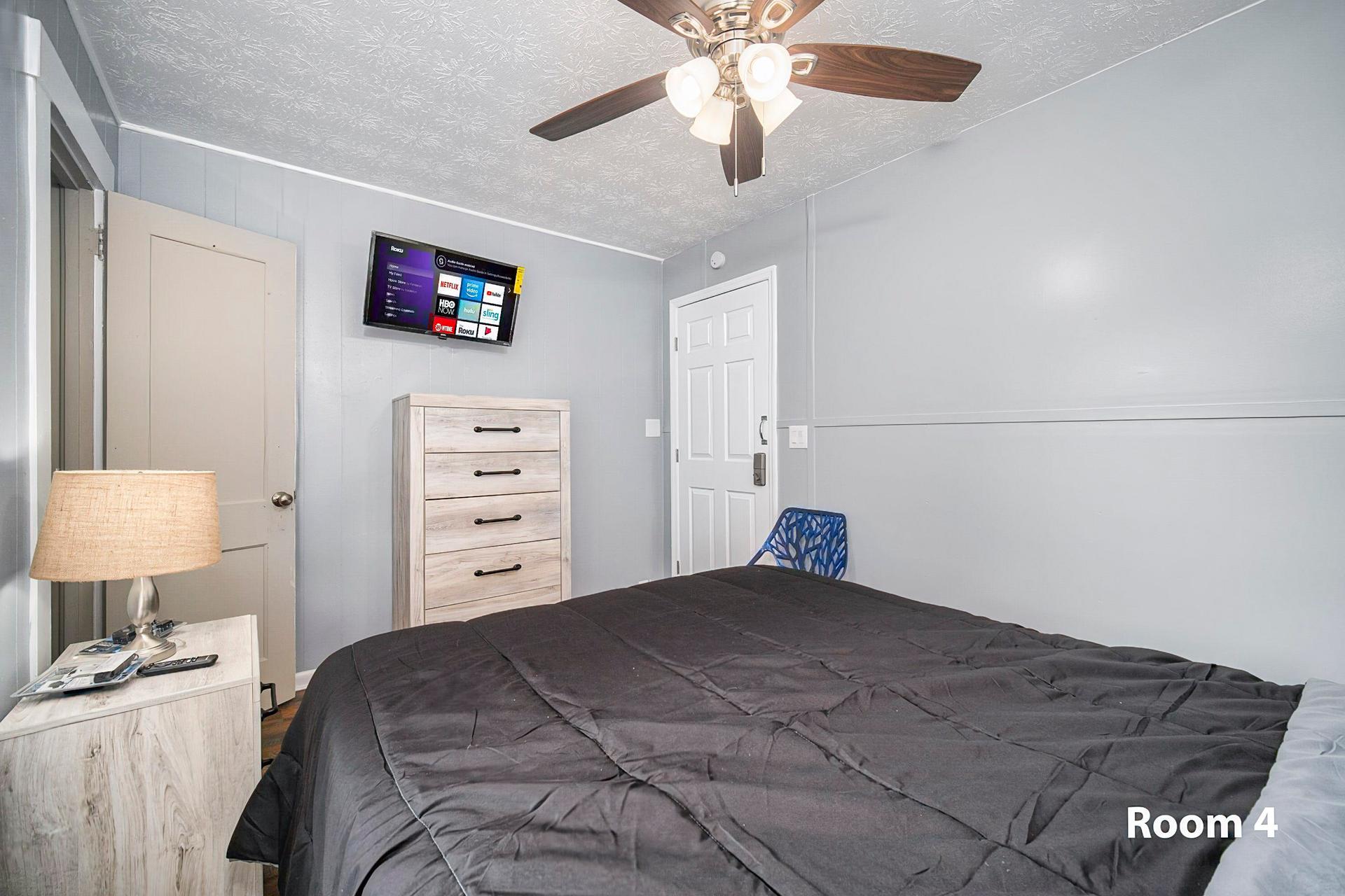 bedroom, detected:ceiling fan, window blind, bed