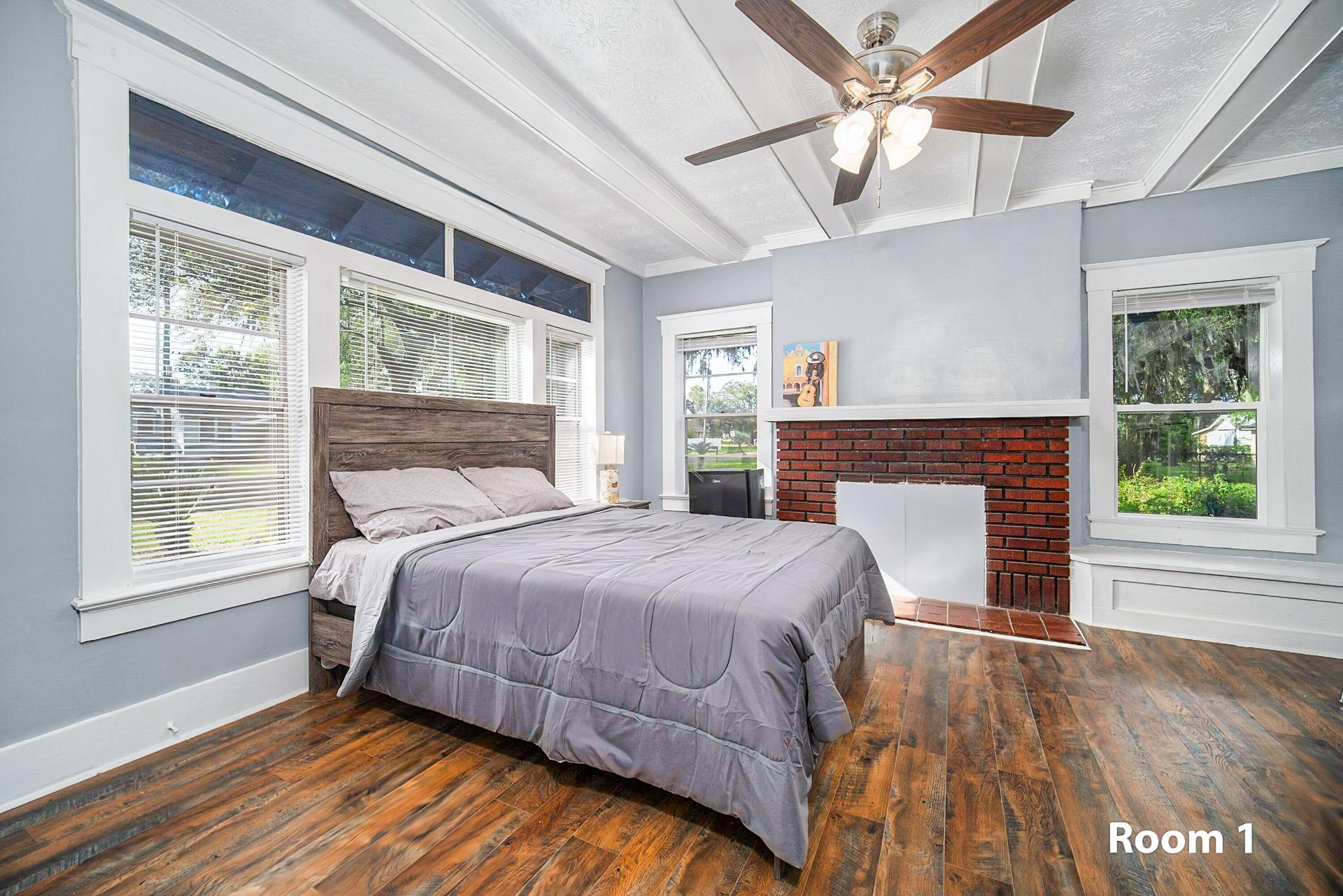 bedroom, detected:ceiling fan, window blind, bed