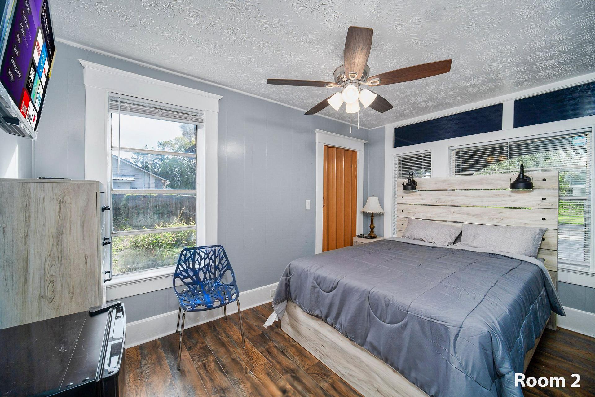 bedroom, detected:ceiling fan, window blind, bed