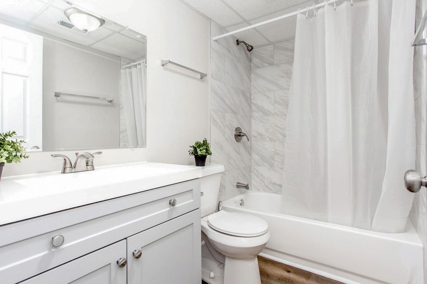 Bathroom(s)