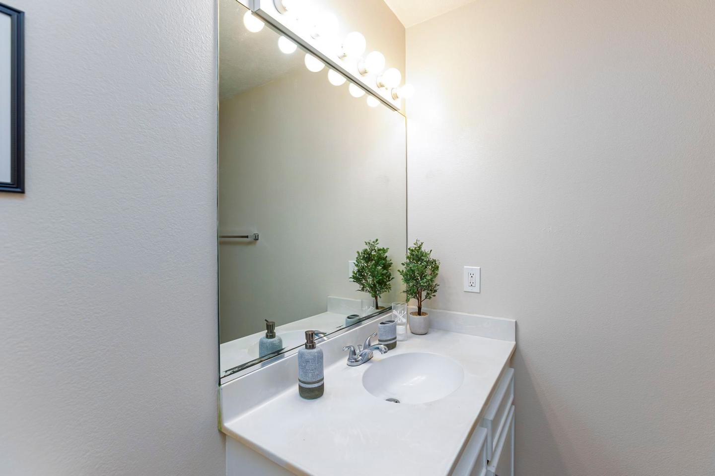Bathroom(s)