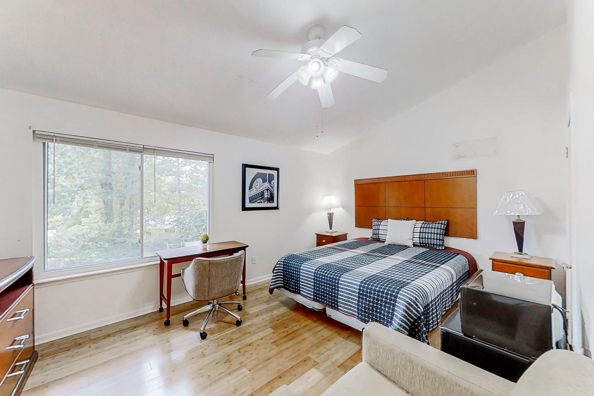 bedroom, detected:ceiling fan, bed, window blind
