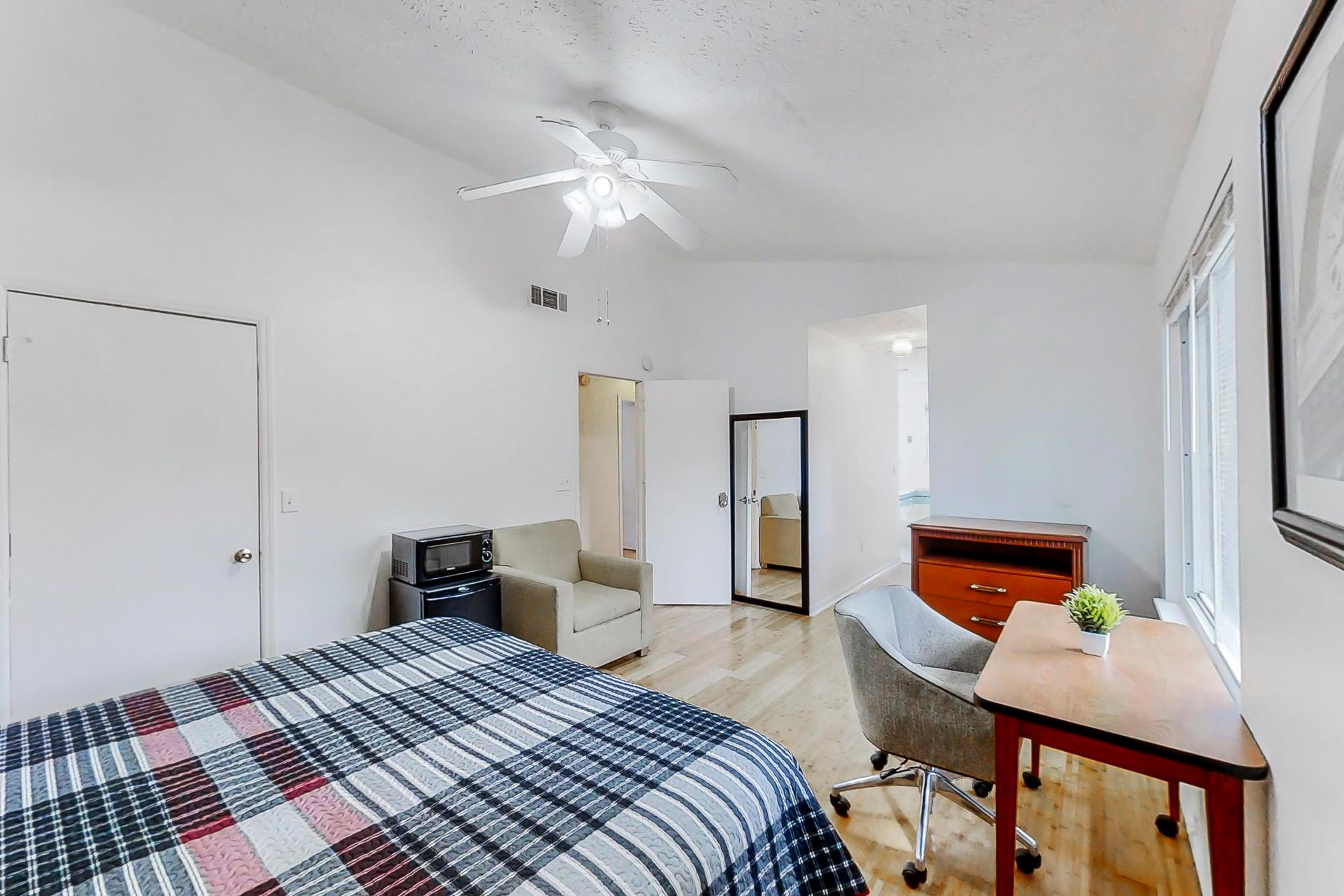 bedroom, detected:ceiling fan, bed, window blind