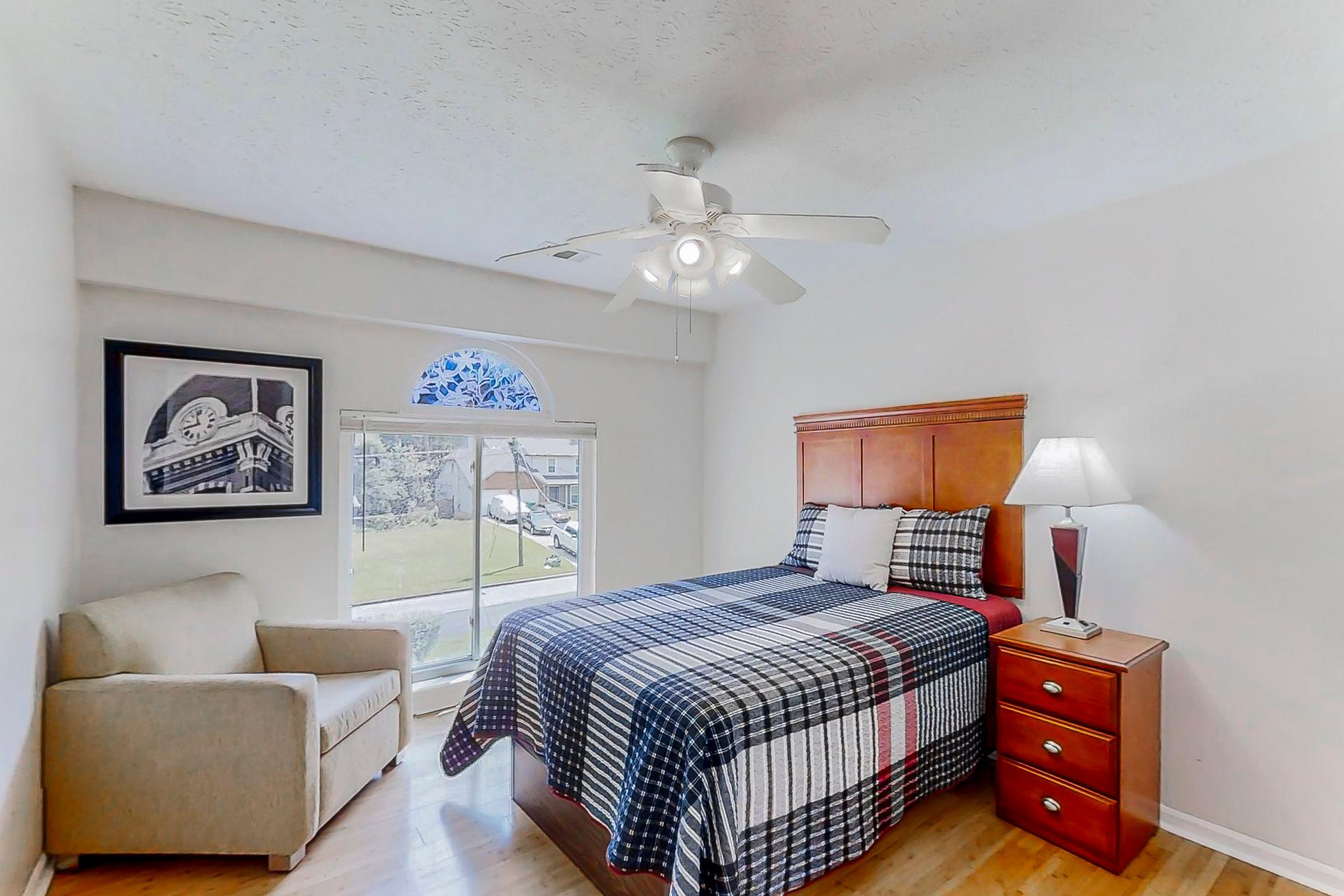 bedroom, detected:ceiling fan, bed, window blind
