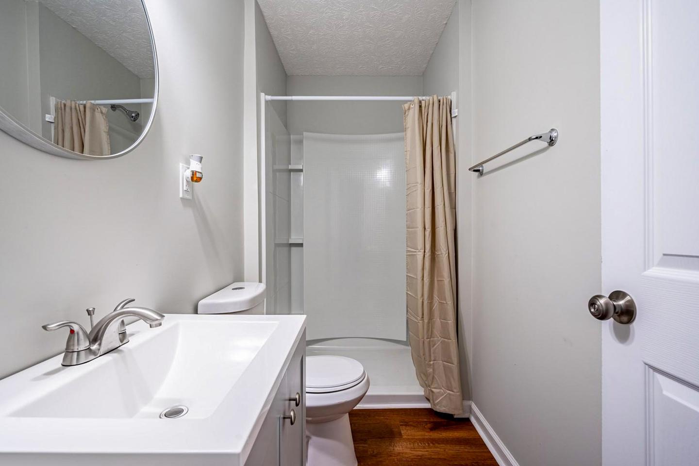 Bathroom(s)