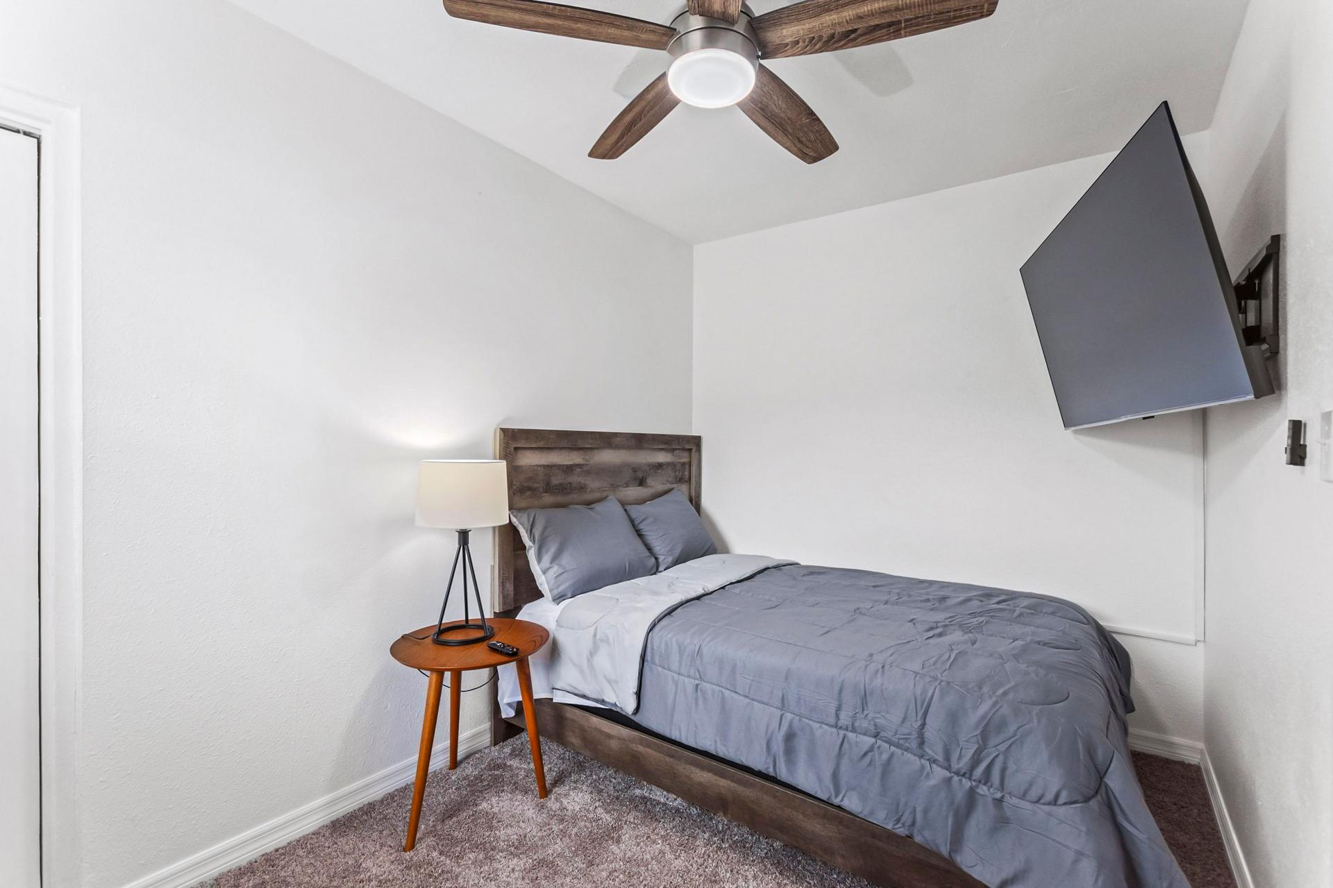 bedroom, detected:ceiling fan, bed, window blind