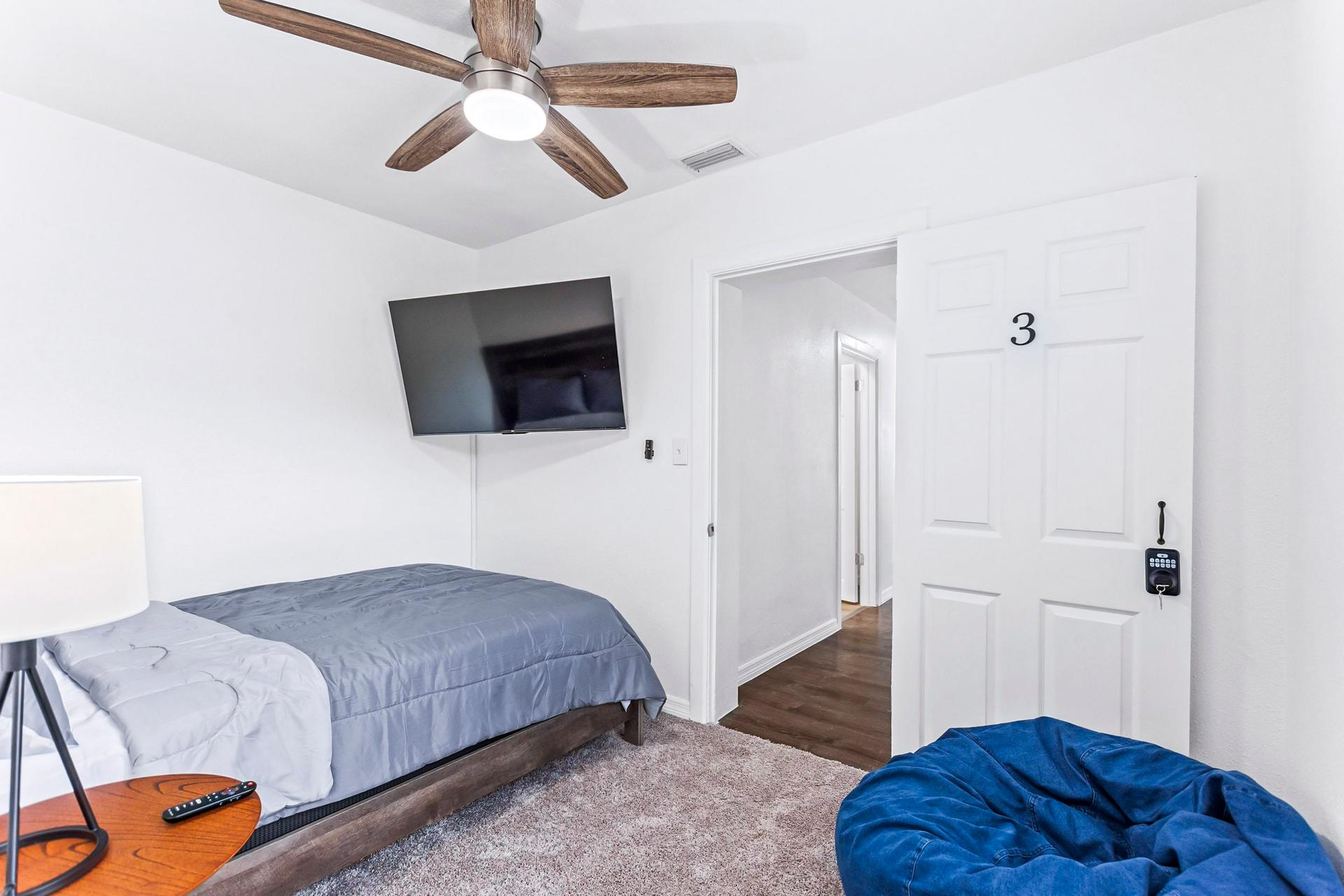 bedroom, detected:ceiling fan, window blind, bed