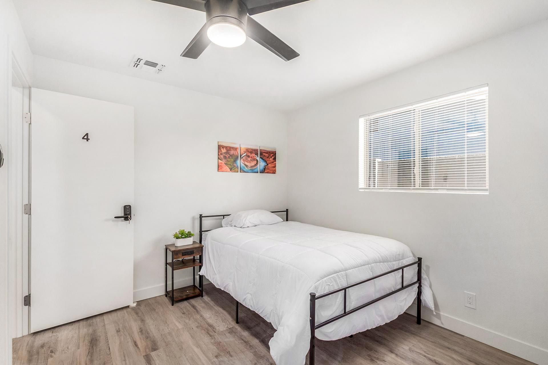 bedroom, detected:ceiling fan, window blind, bed