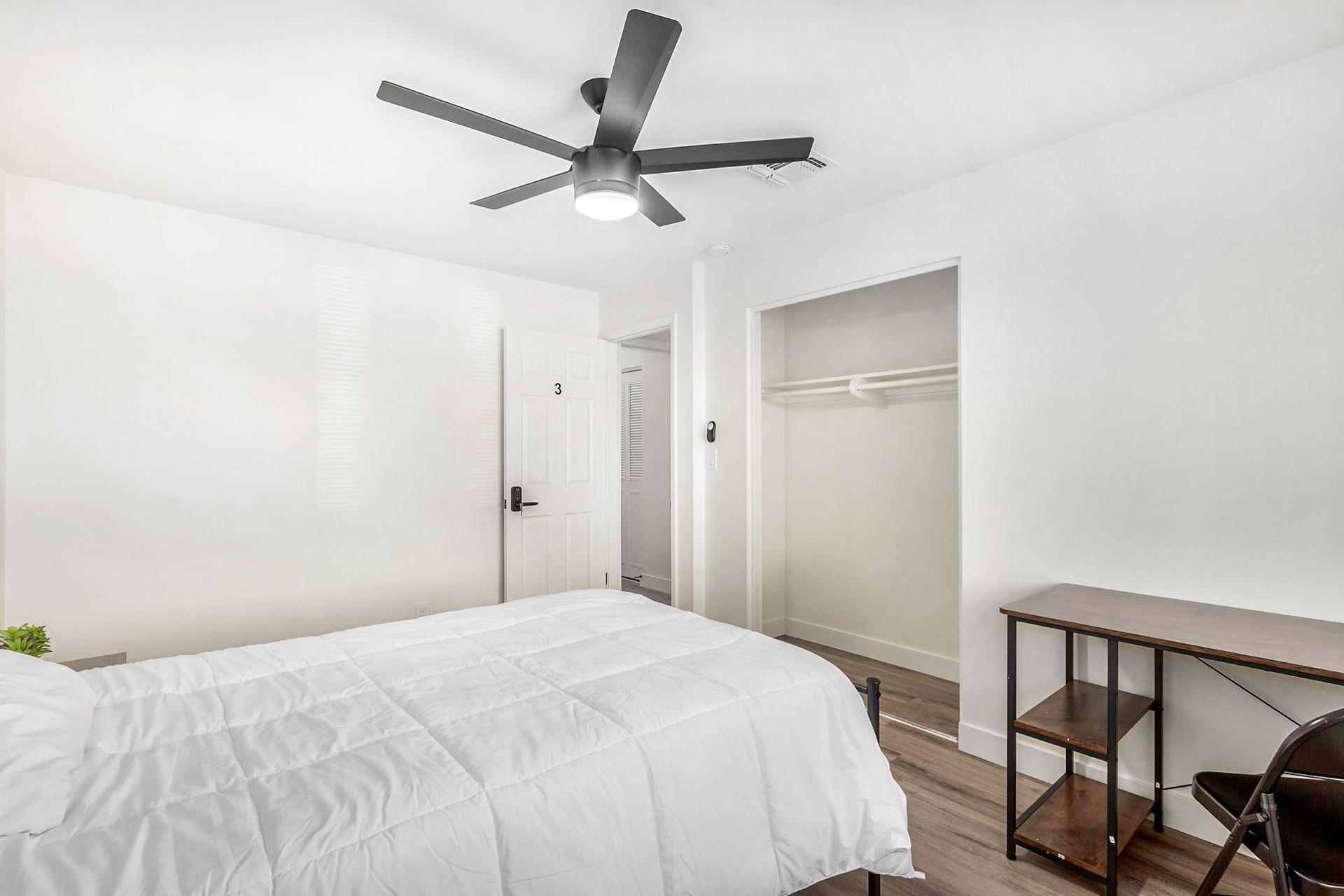 bedroom, detected:ceiling fan, window blind, bed