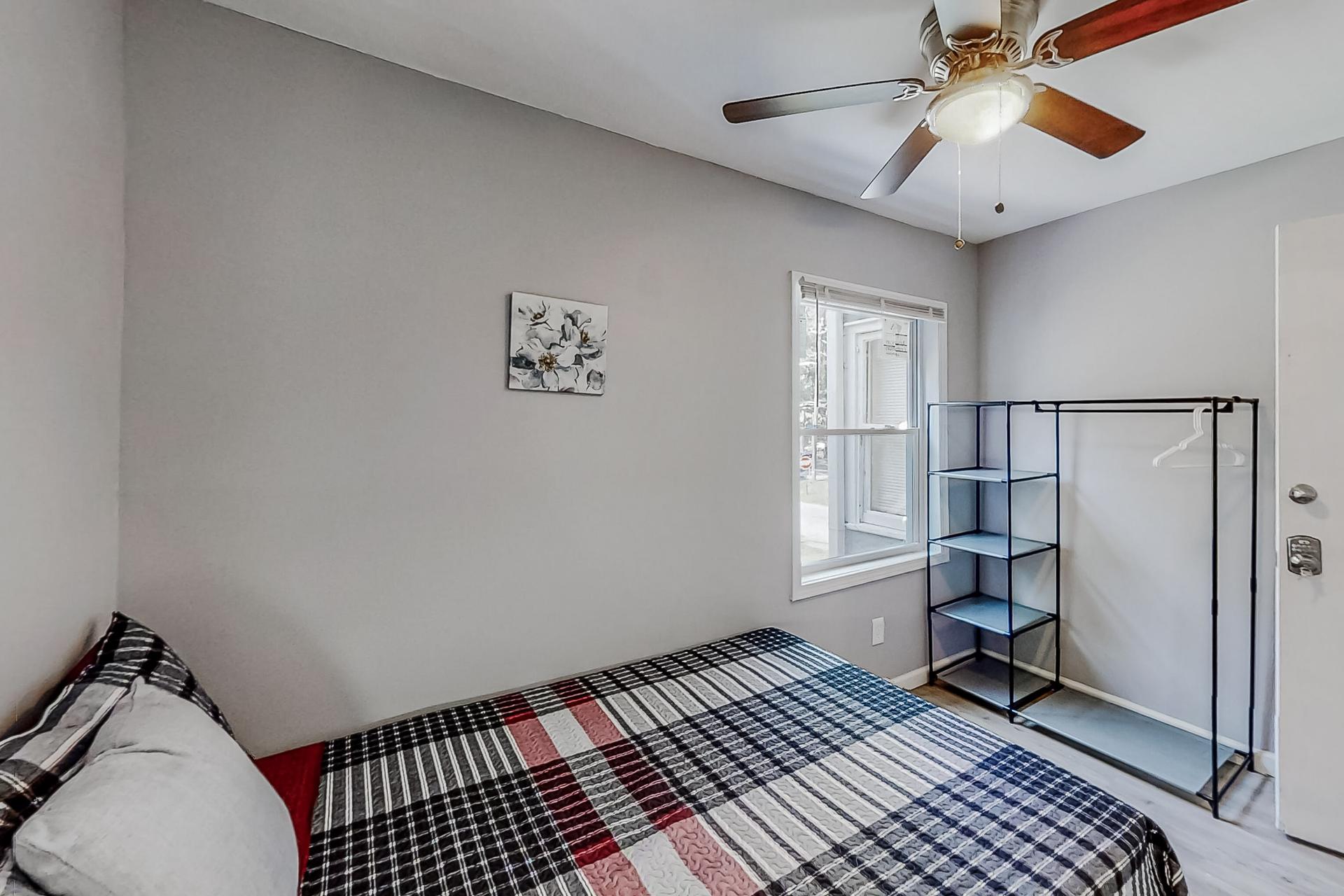 bedroom, detected:ceiling fan, window blind, bed