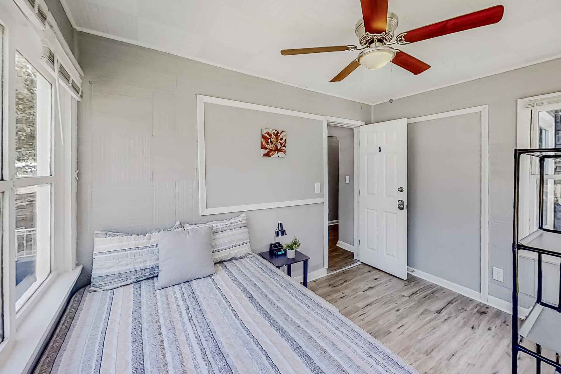 bedroom, detected:ceiling fan, window blind, bed