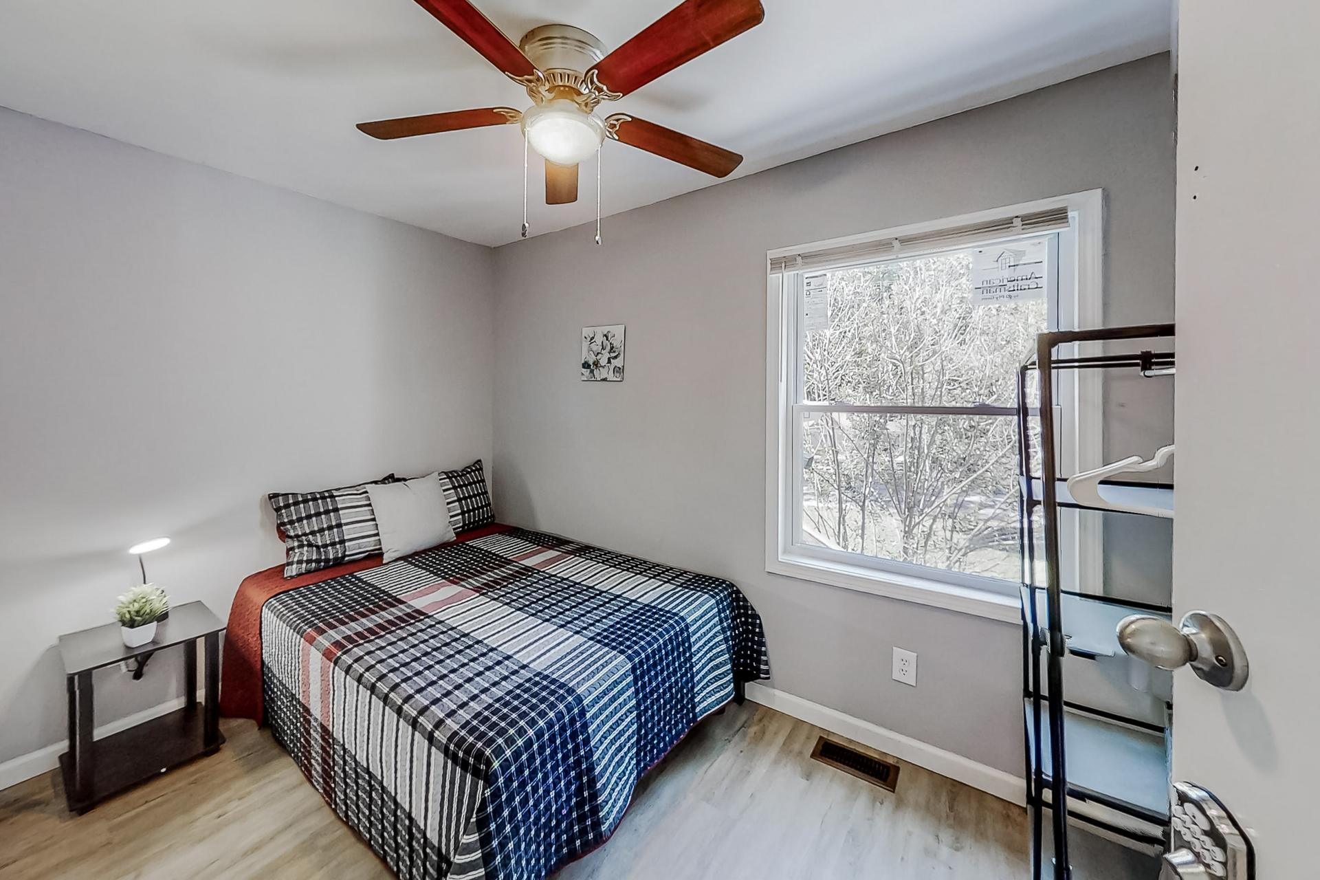 bedroom, detected:ceiling fan, bed, window blind