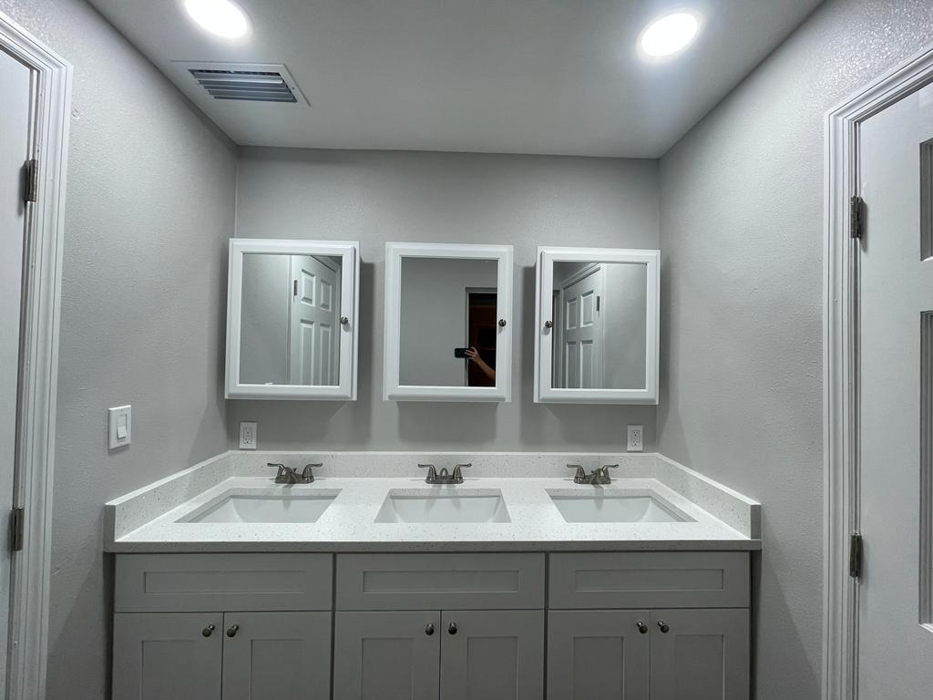 Bathroom(s)