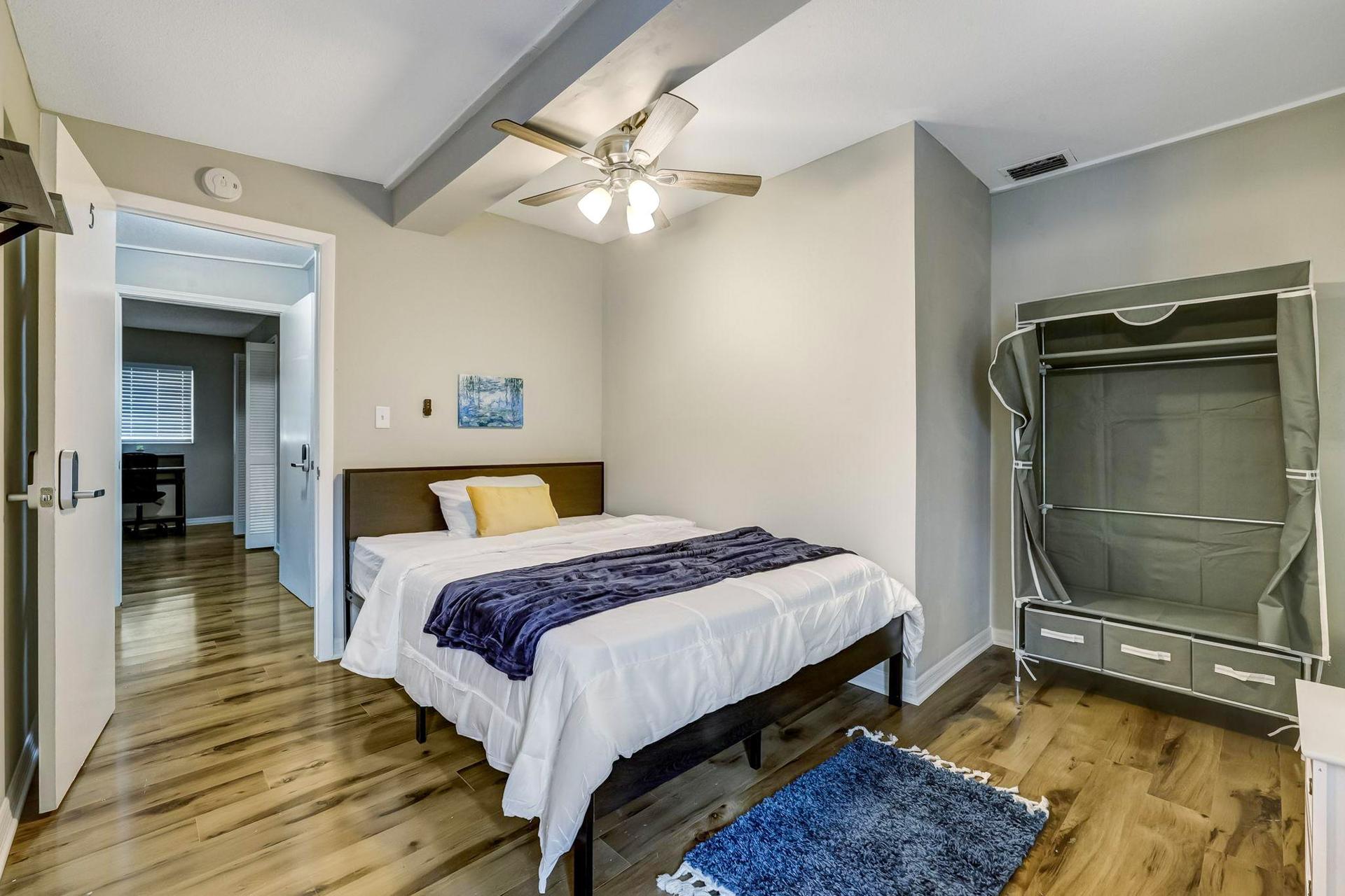 bedroom, detected:ceiling fan, bed, window blind