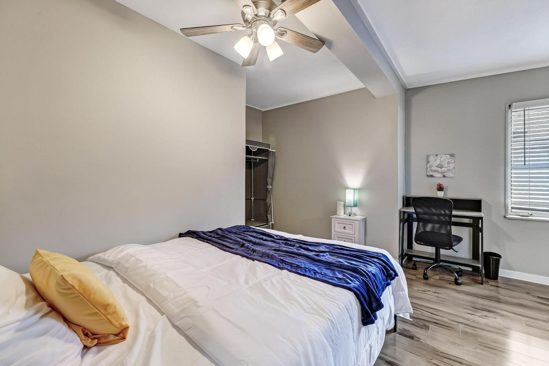 bedroom, detected:ceiling fan, window blind, bed