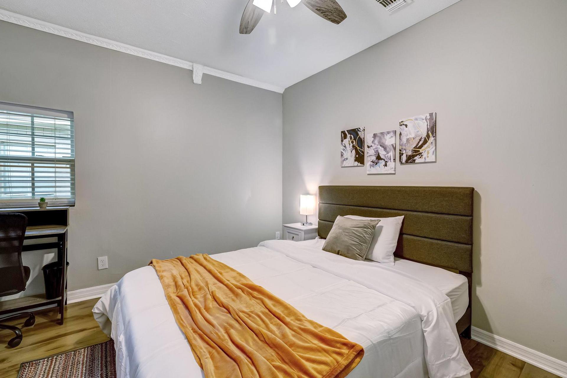 bedroom, detected:ceiling fan, bed, window blind