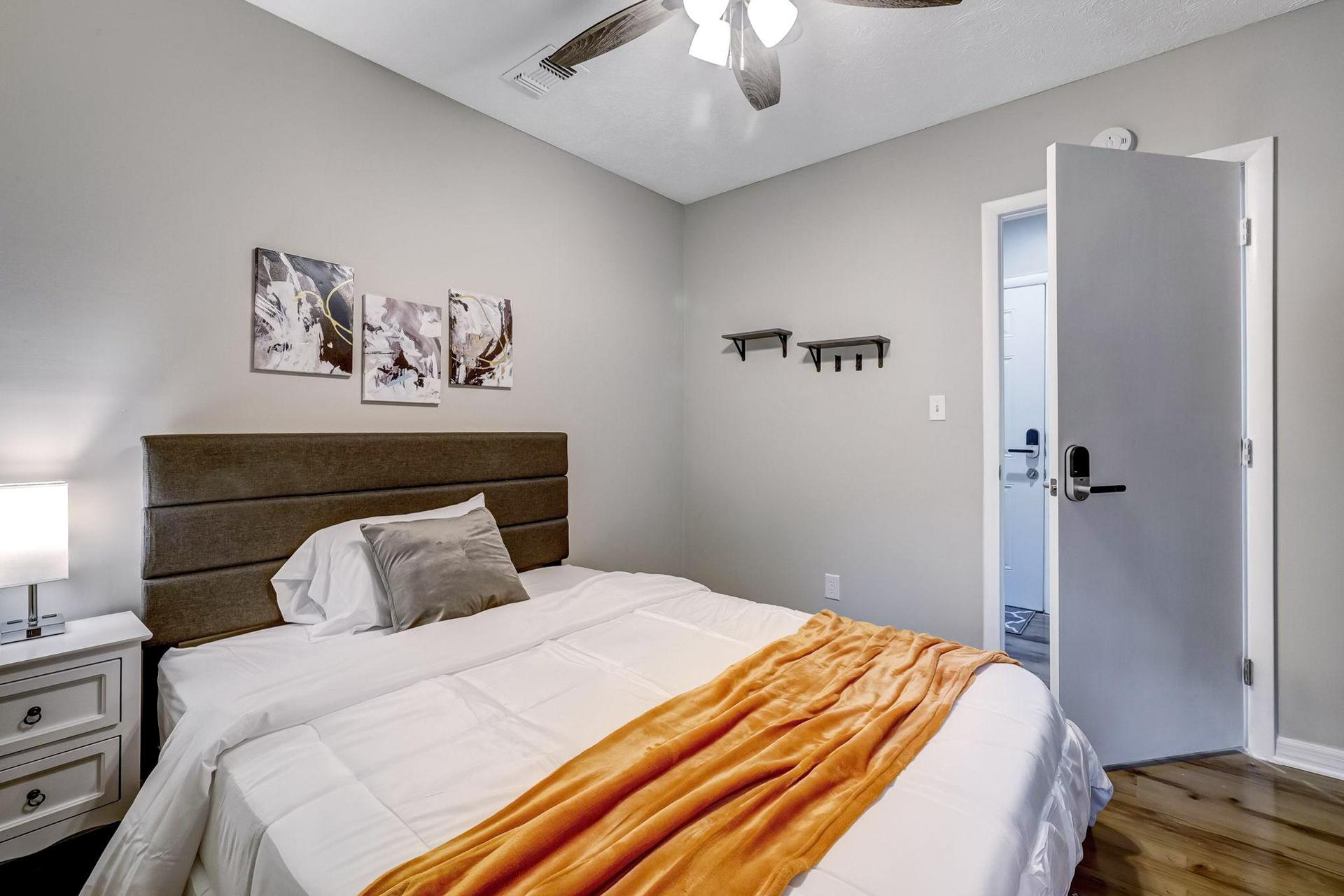 bedroom, detected:ceiling fan, bed