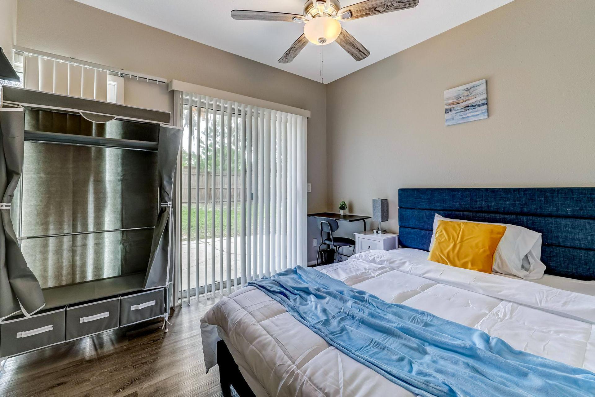 bedroom, detected:ceiling fan, window blind, bed