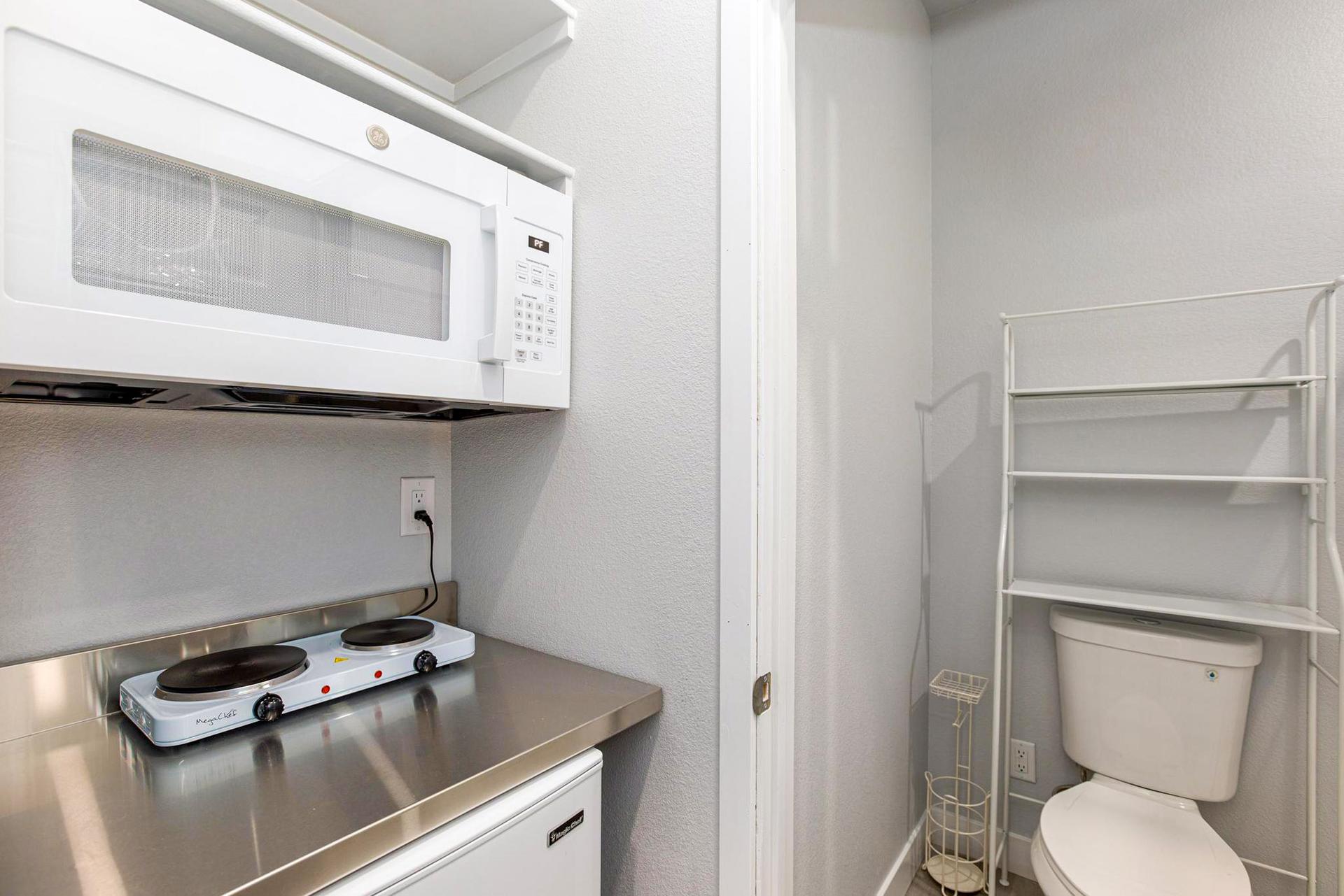 bathroom, detected:kitchen stove, gas stove, stove, microwave oven, refrigerator