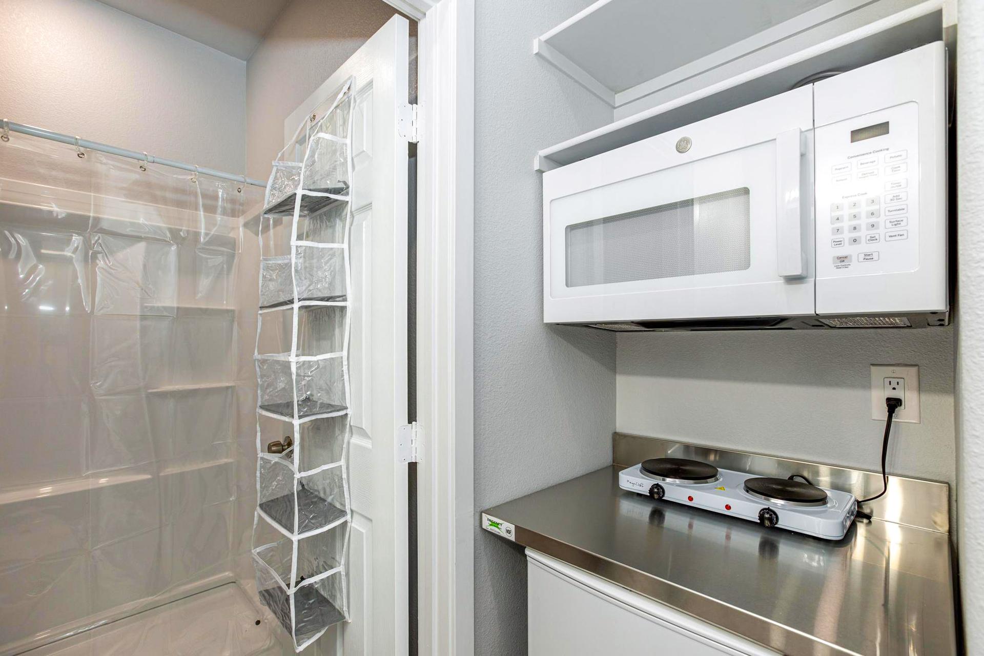 kitchen, detected:kitchen stove, refrigerator, gas stove, microwave oven