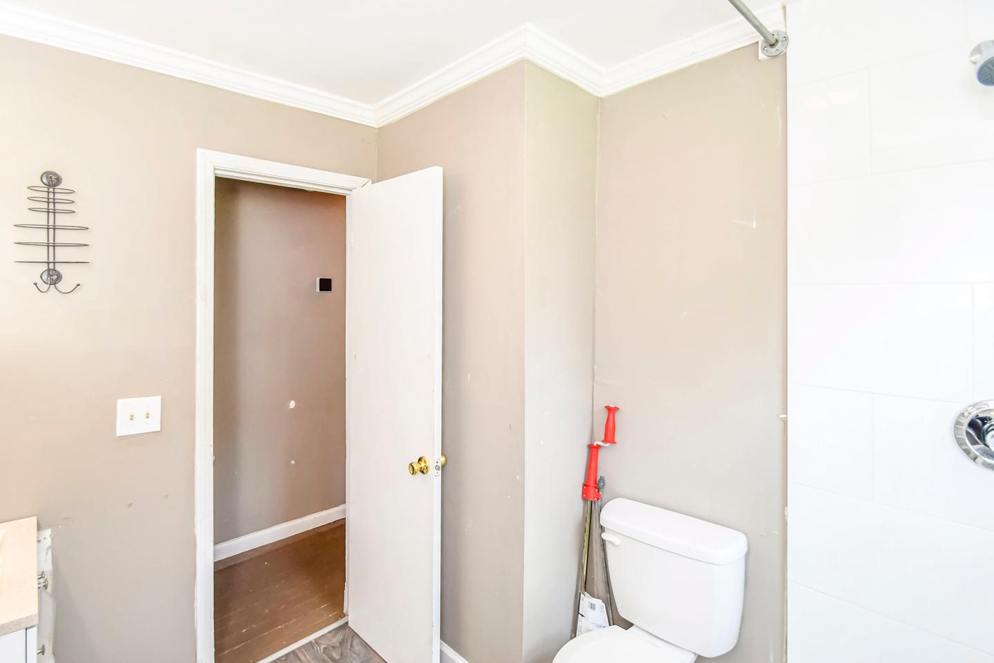 Bathroom(s)