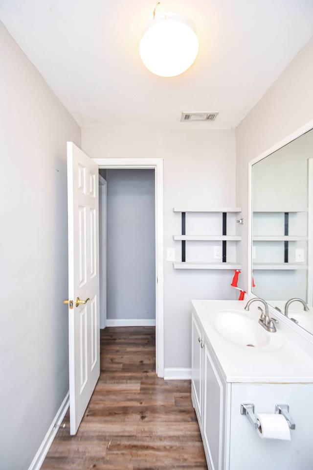 Bathroom(s)