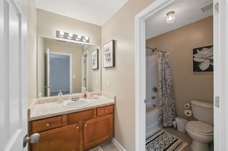 Private Bathroom w Bedroom 2 Full View
