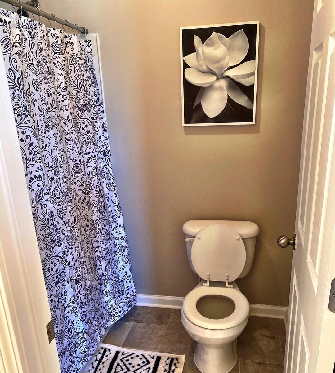 Private Bathroom w Bedroom 2