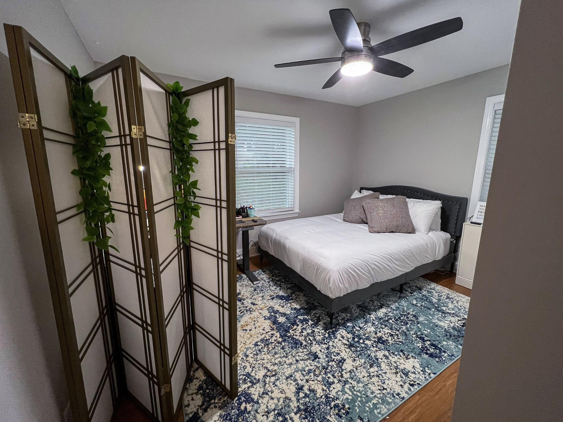 bedroom, detected:ceiling fan, bed, window blind