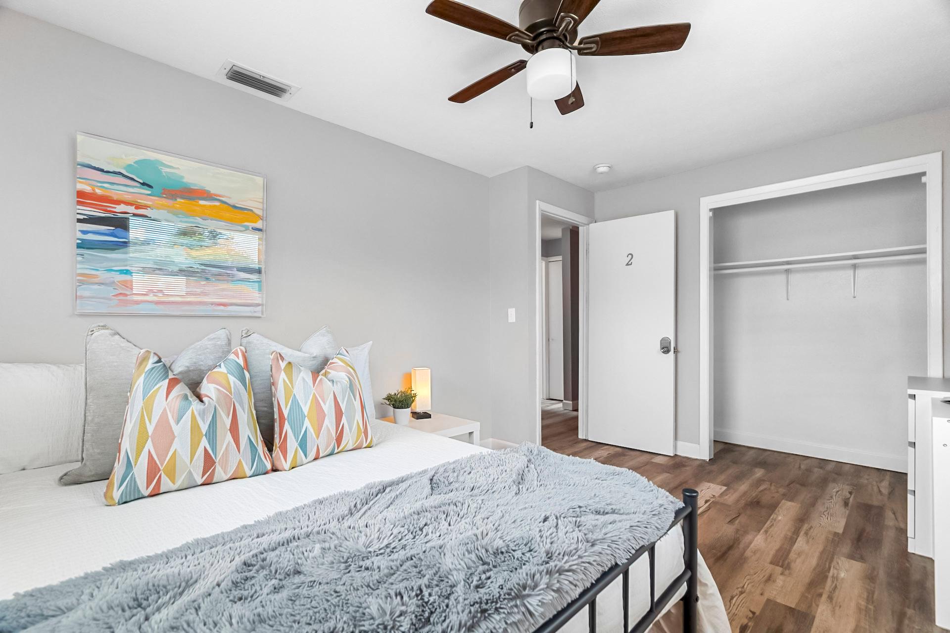 bedroom, detected:ceiling fan, bed, window blind