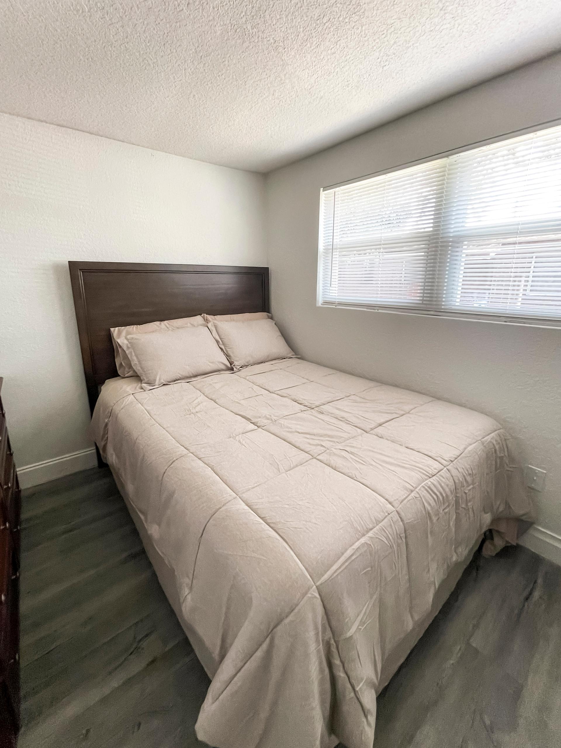 bedroom, detected:window blind, bed