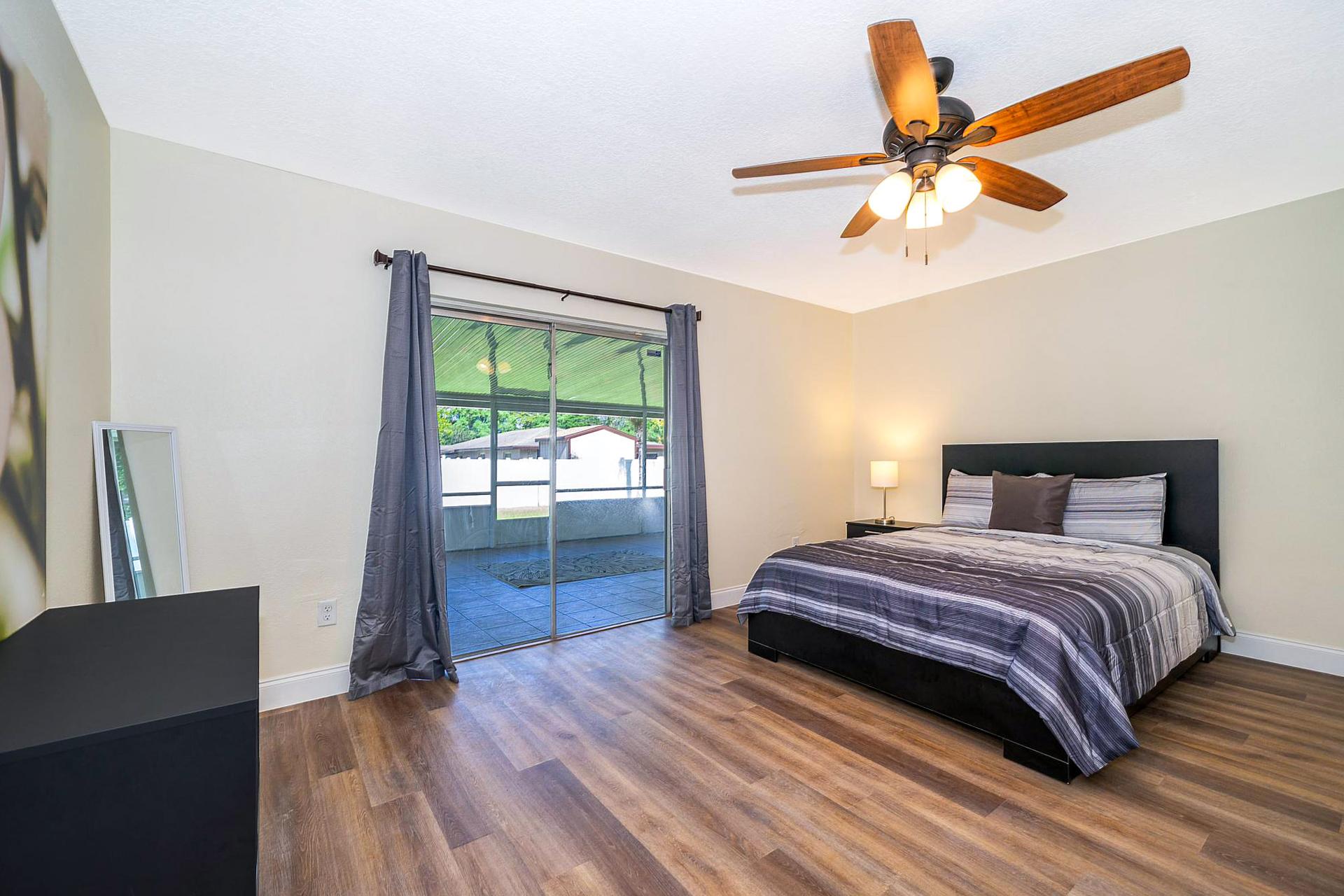 bedroom, detected:ceiling fan, window blind, bed