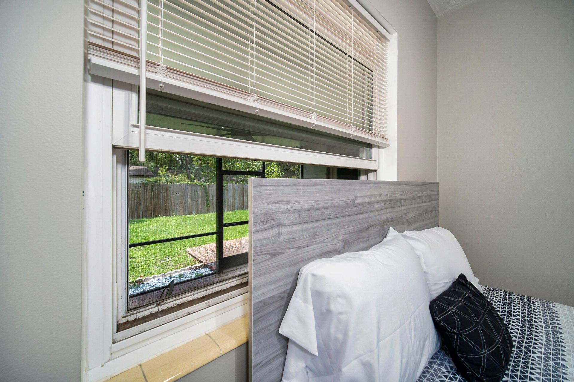 bedroom, detected:window blind, bed