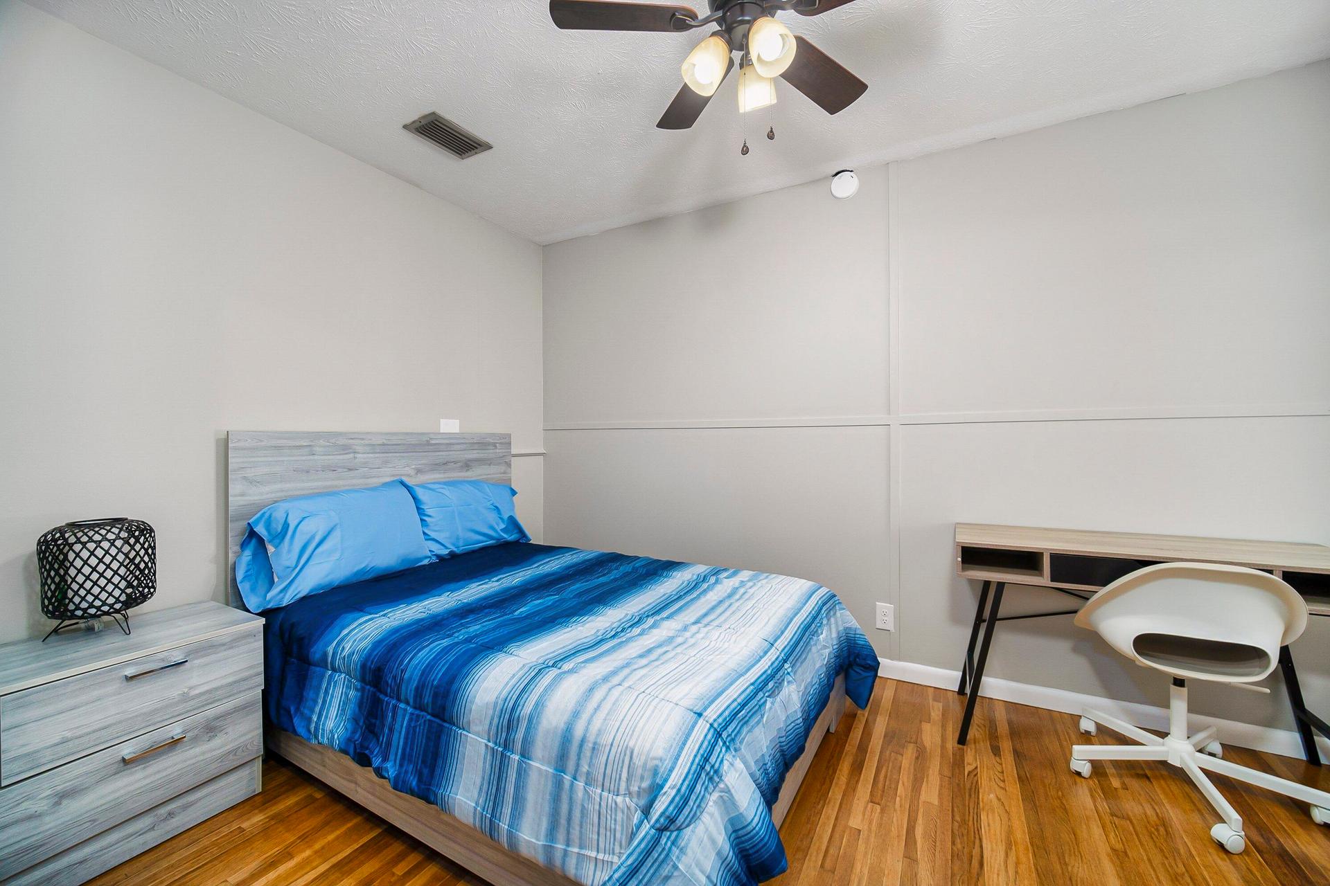 bedroom, detected:ceiling fan, bed, window blind