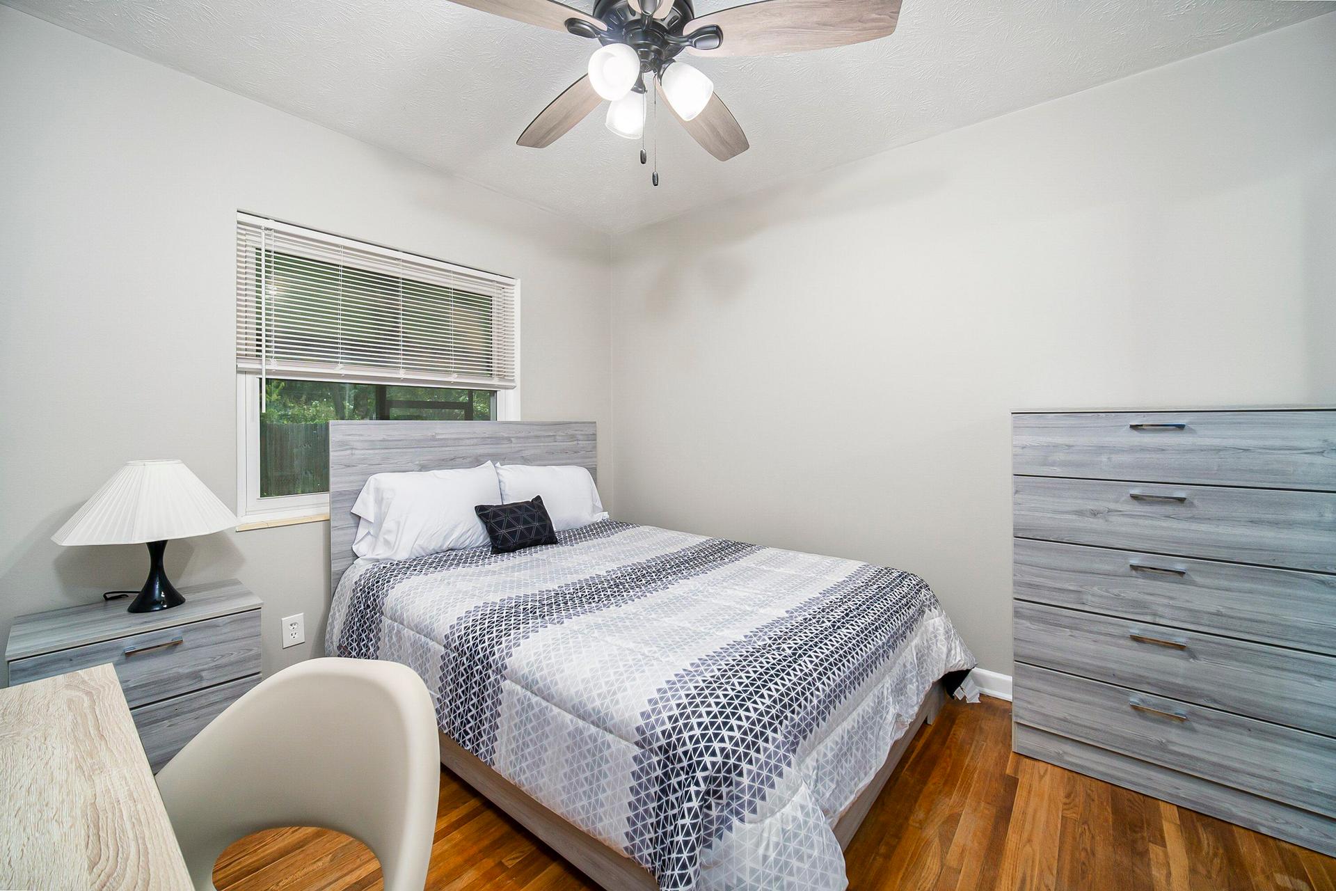 bedroom, detected:ceiling fan, bed, window blind