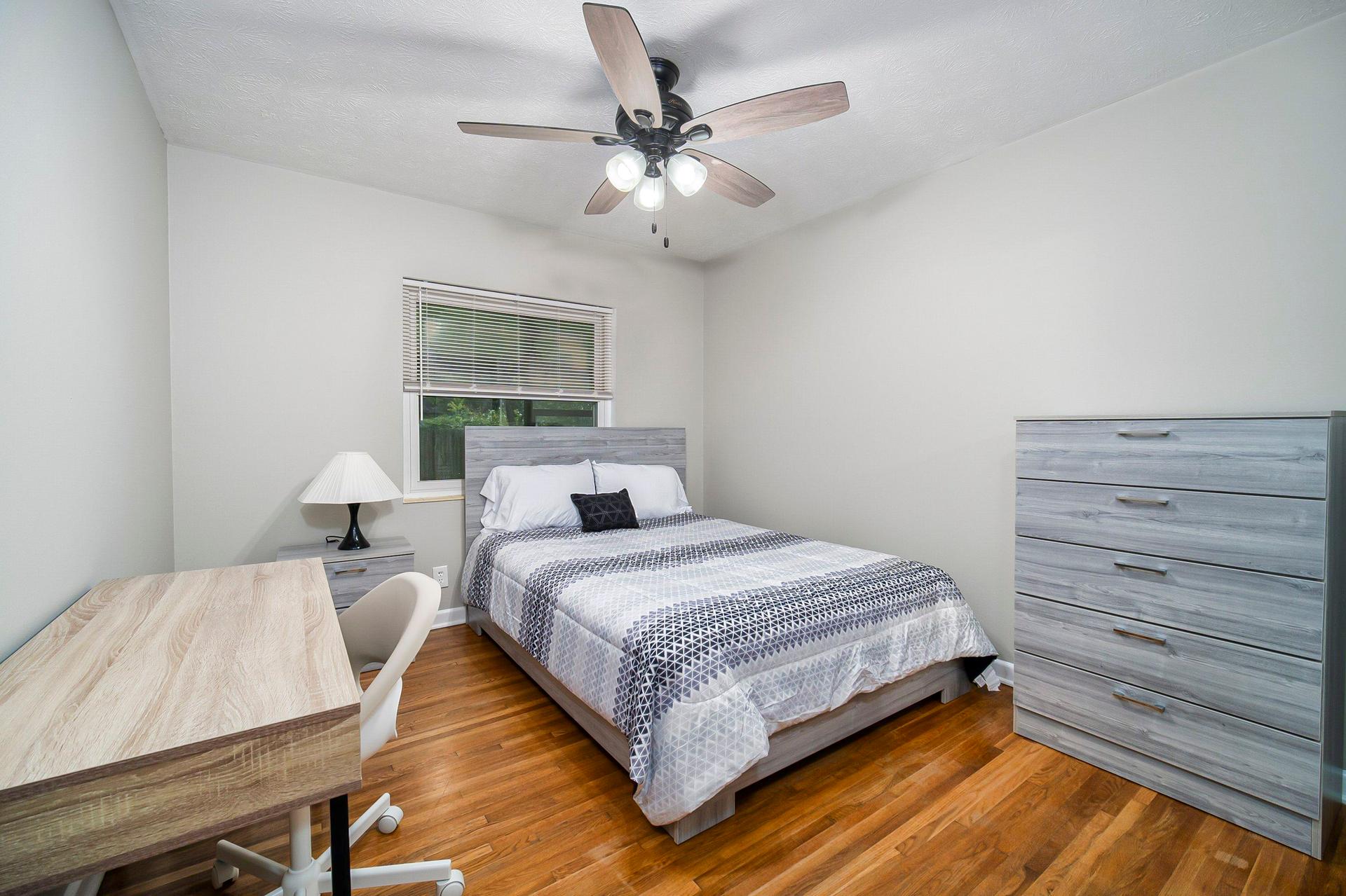 bedroom, detected:ceiling fan, bed, window blind