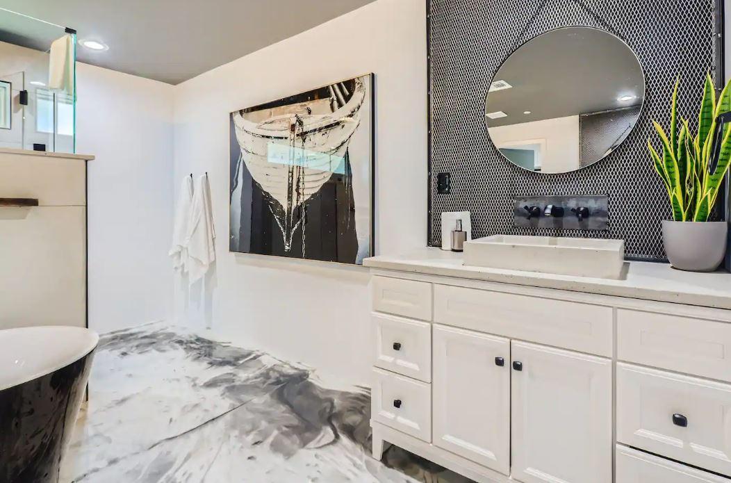 Bathroom(s)