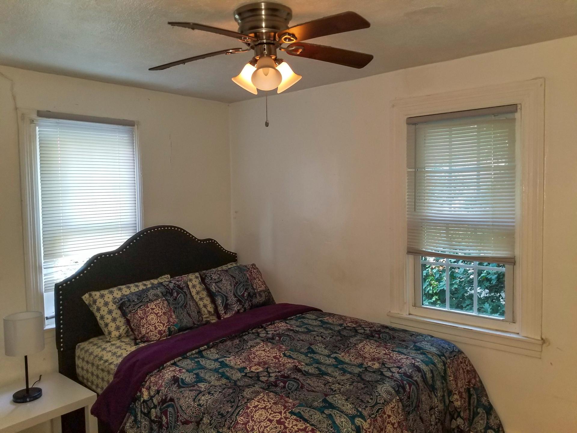 bedroom, detected:window blind, ceiling fan, bed