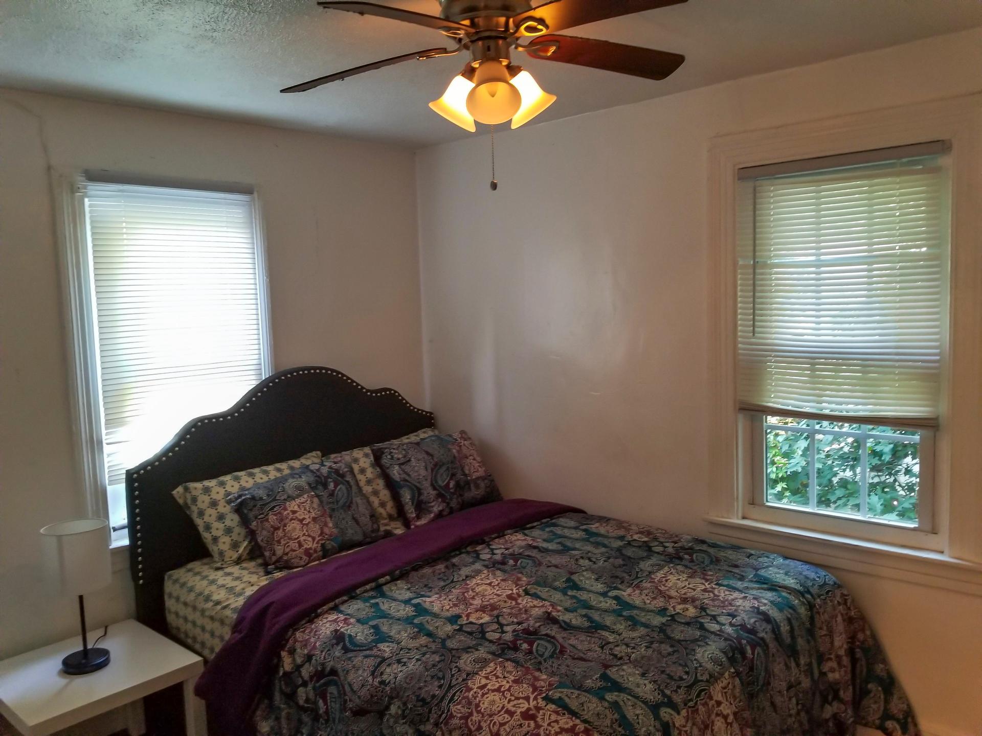 bedroom, detected:window blind, ceiling fan, bed