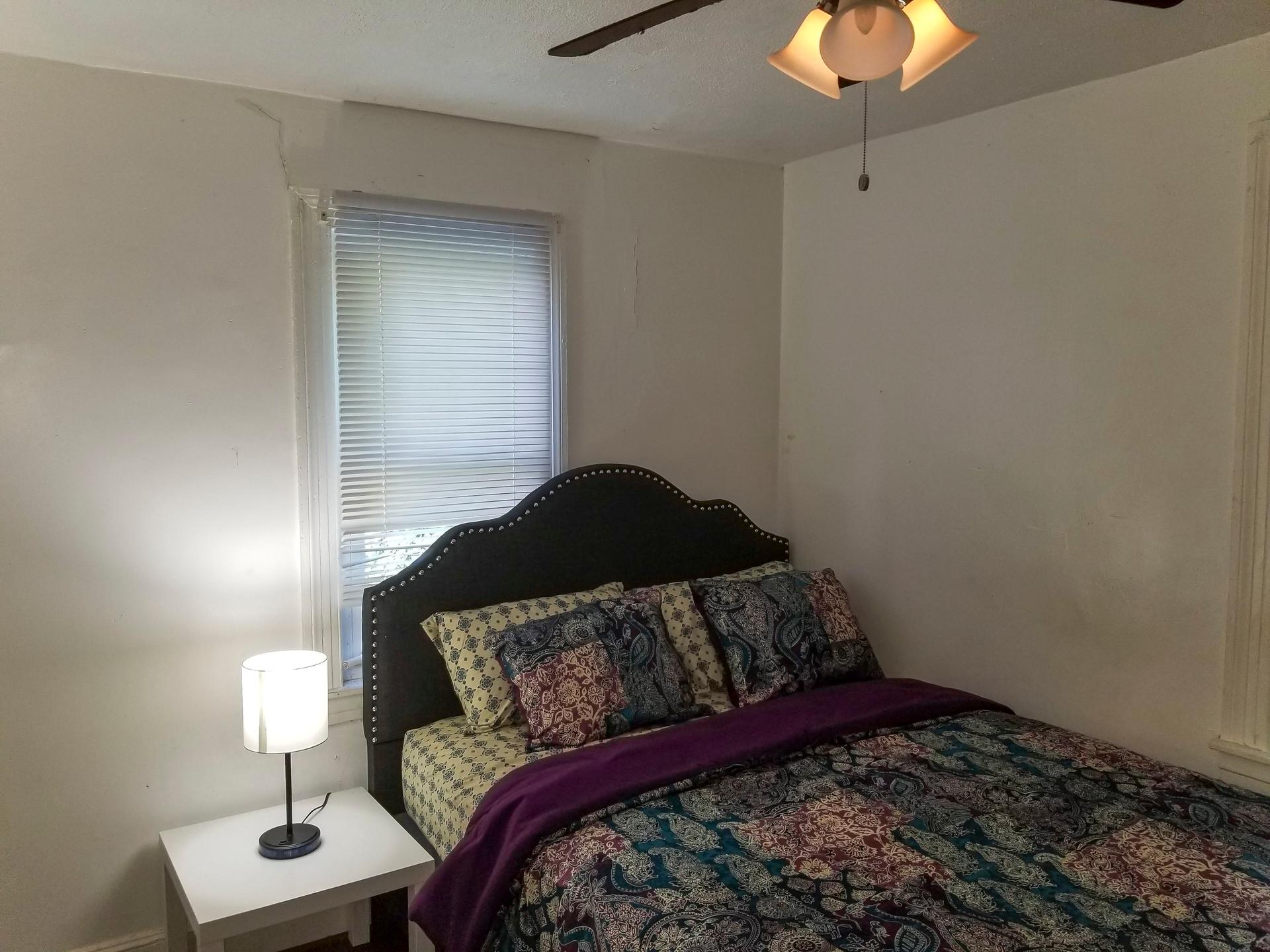 bedroom, detected:ceiling fan, window blind, bed