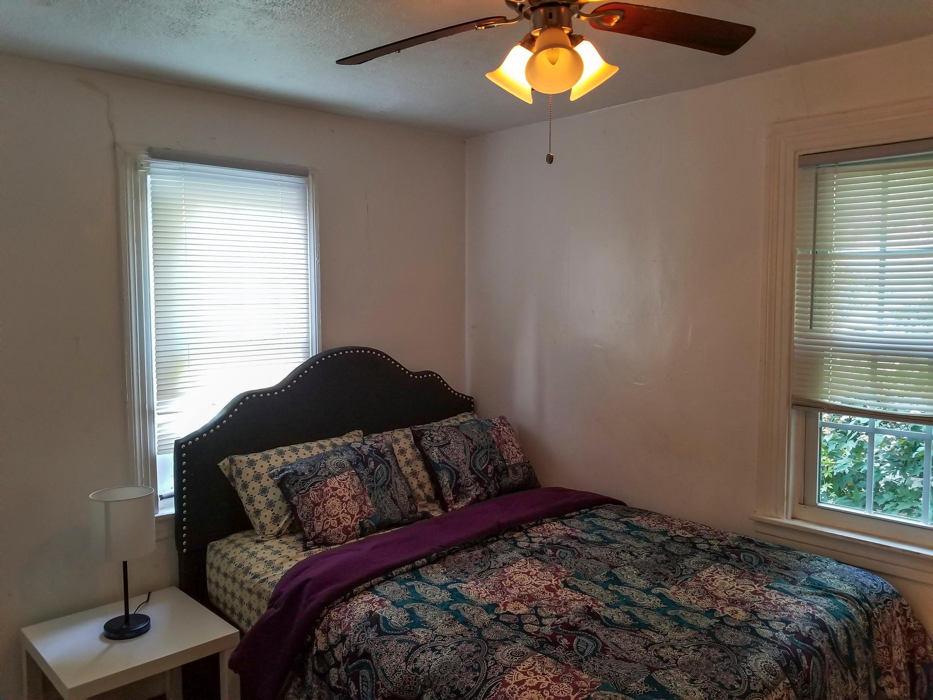 bedroom, detected:window blind, ceiling fan, bed