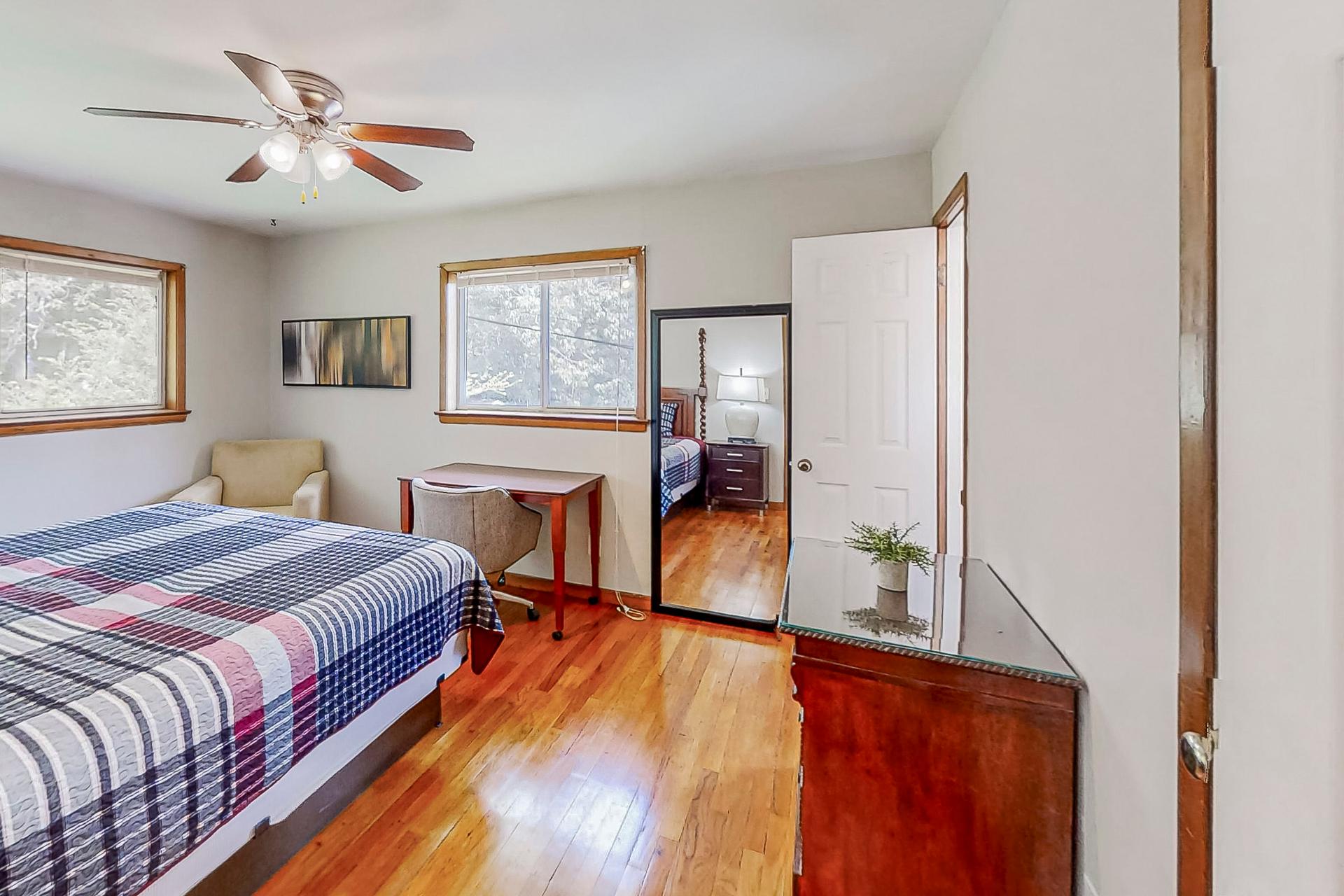 bedroom, detected:ceiling fan, window blind, bed