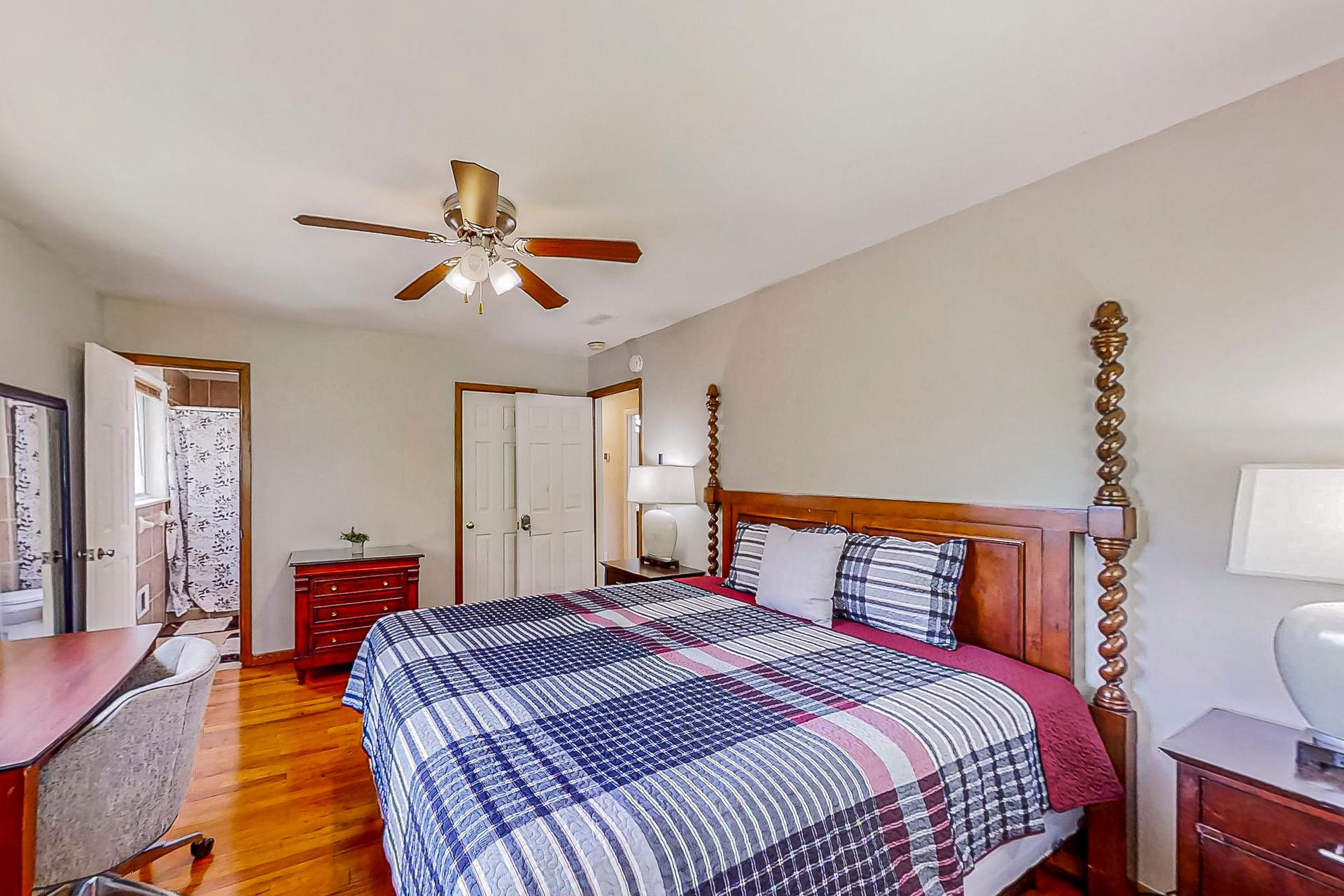 bedroom, detected:ceiling fan, bed, window blind