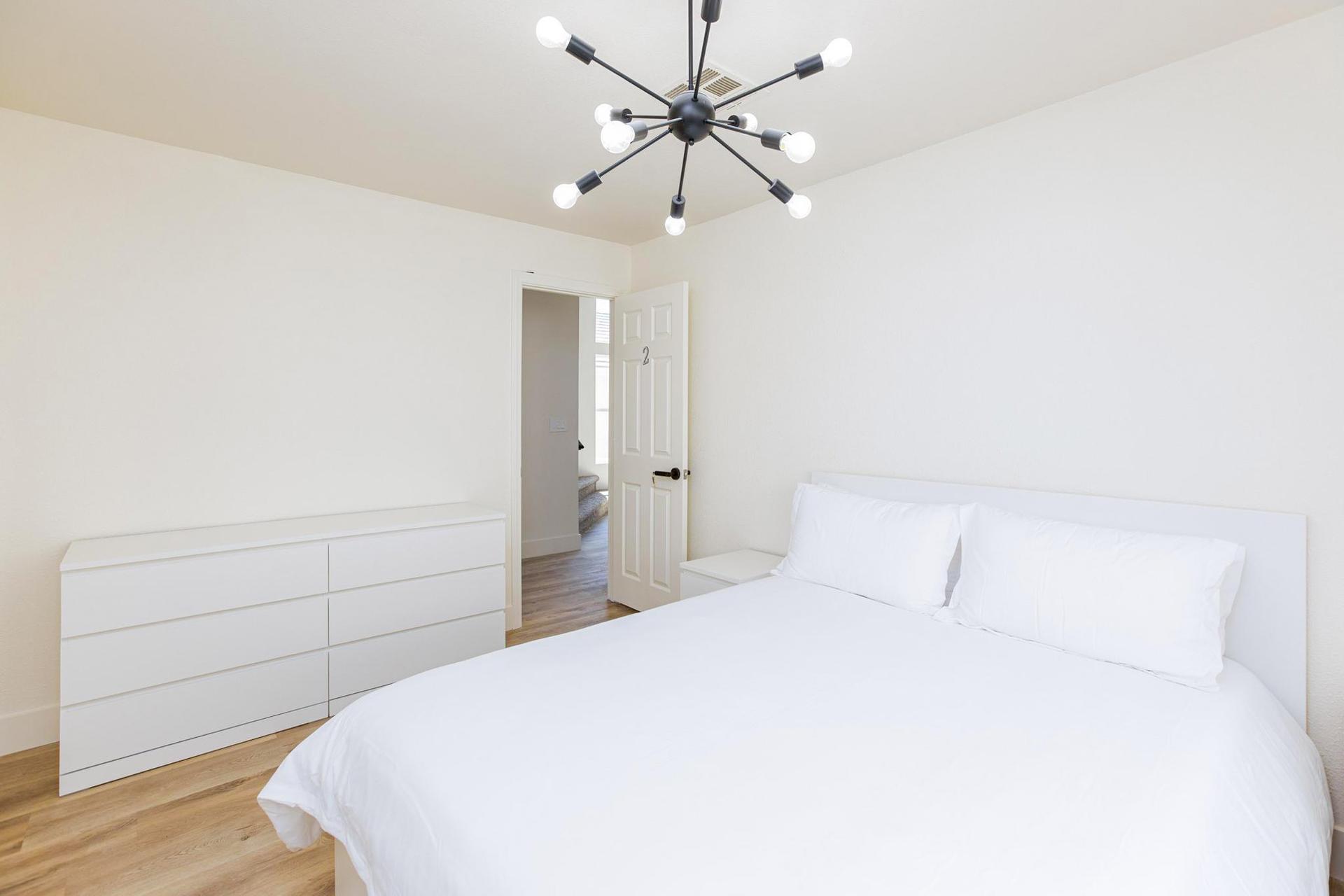 bedroom, detected:ceiling fan, bed