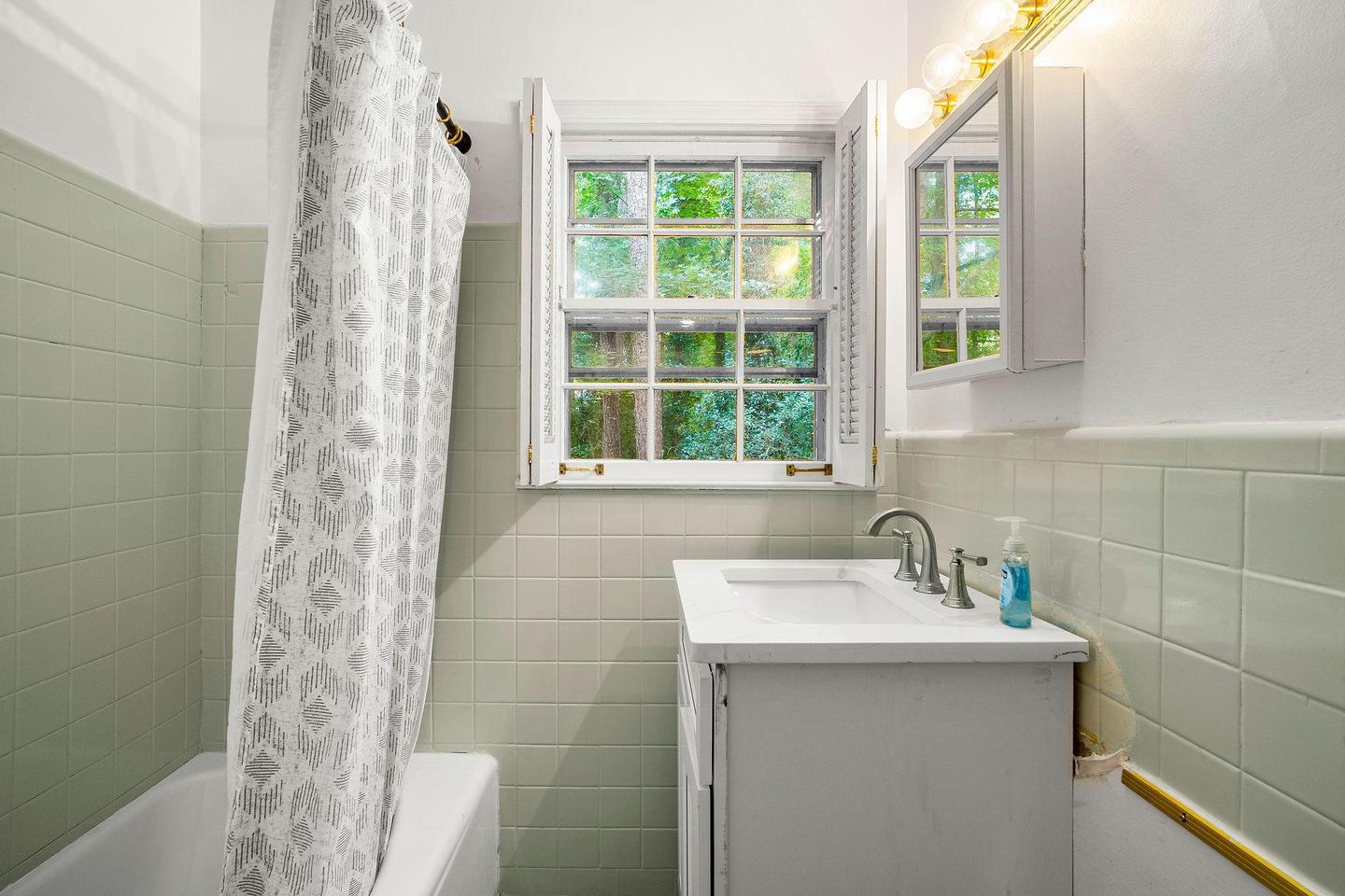 Bathroom(s)