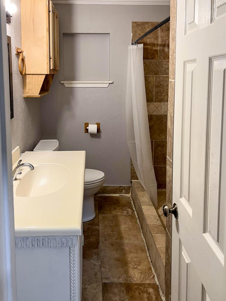 Bathroom(s)